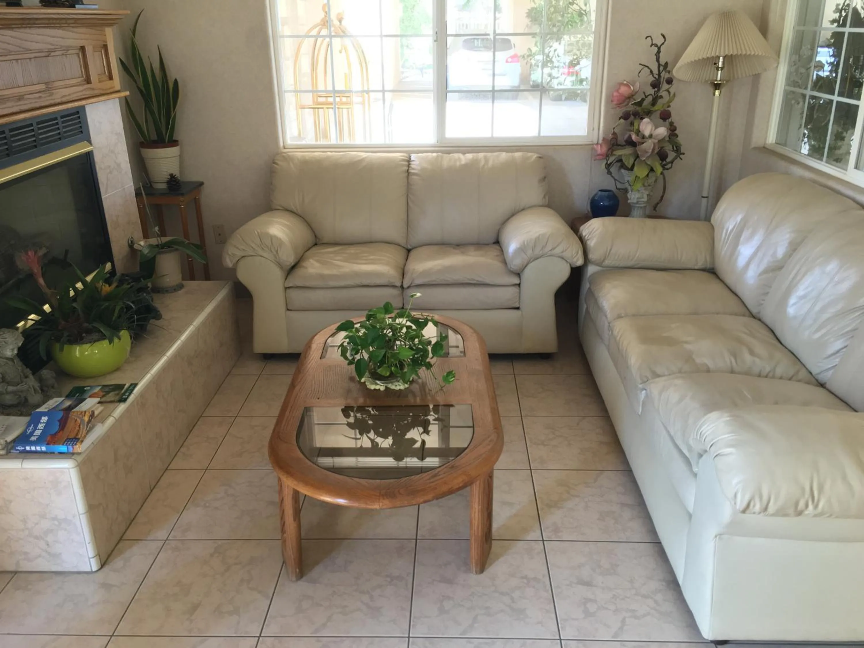 Seating area in Garden Inn and Suites Fresno