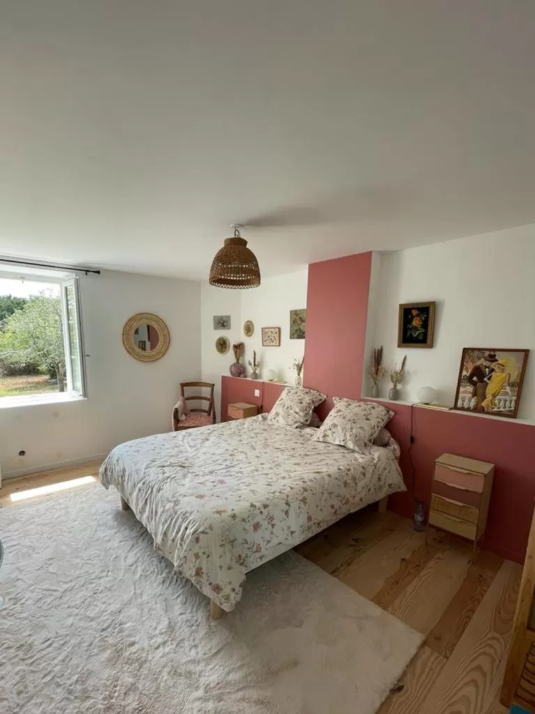 Photo of the whole room, Bed in La Chaise Haute