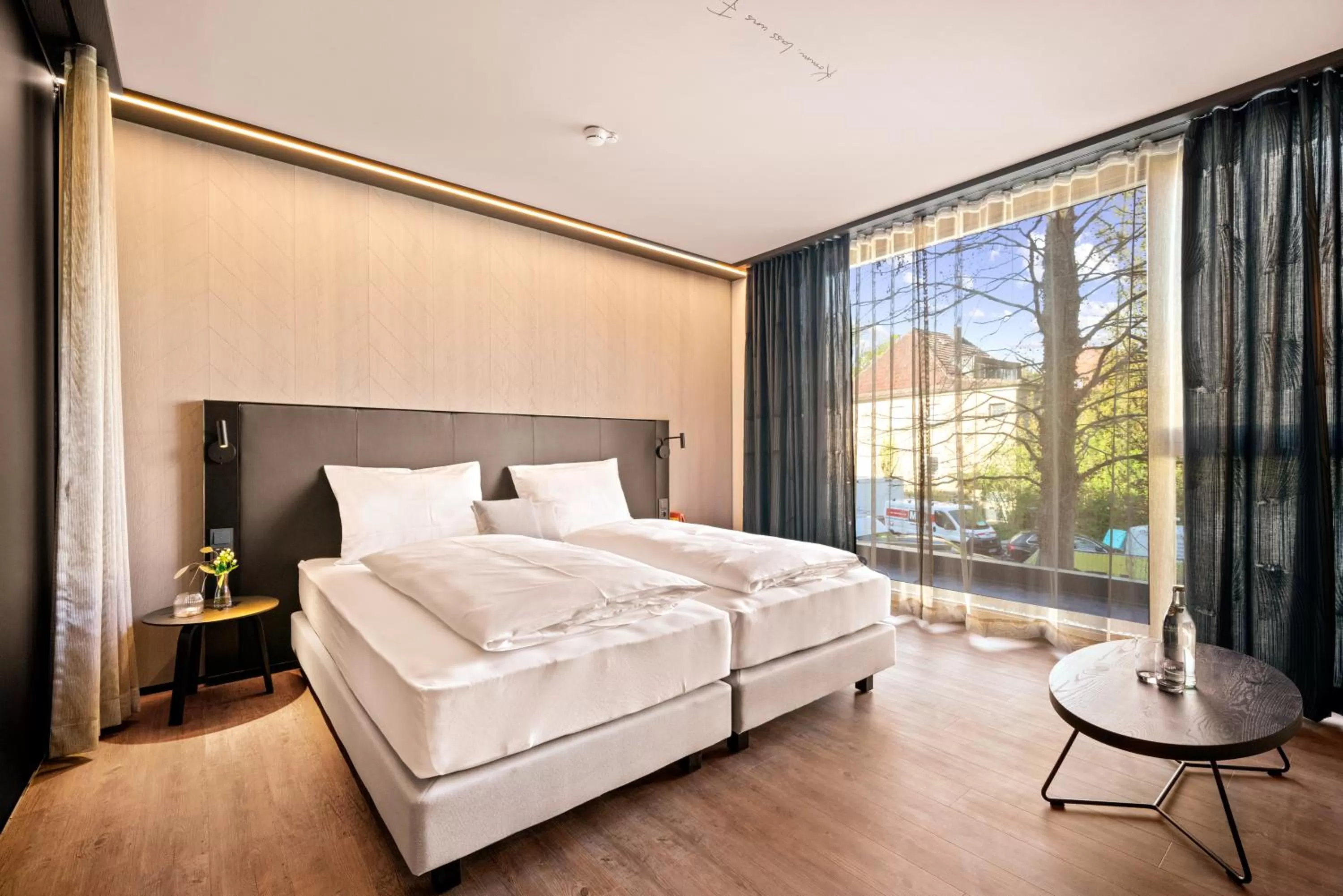 Photo of the whole room, Bed in Lukullum