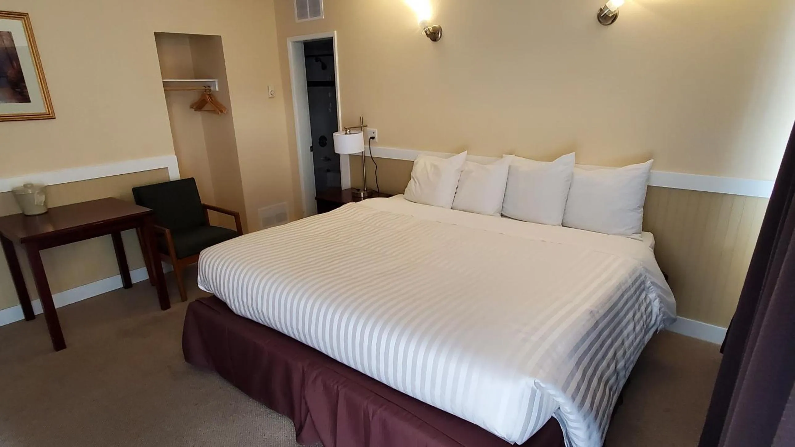 Bed in Comox Valley Inn & Suites