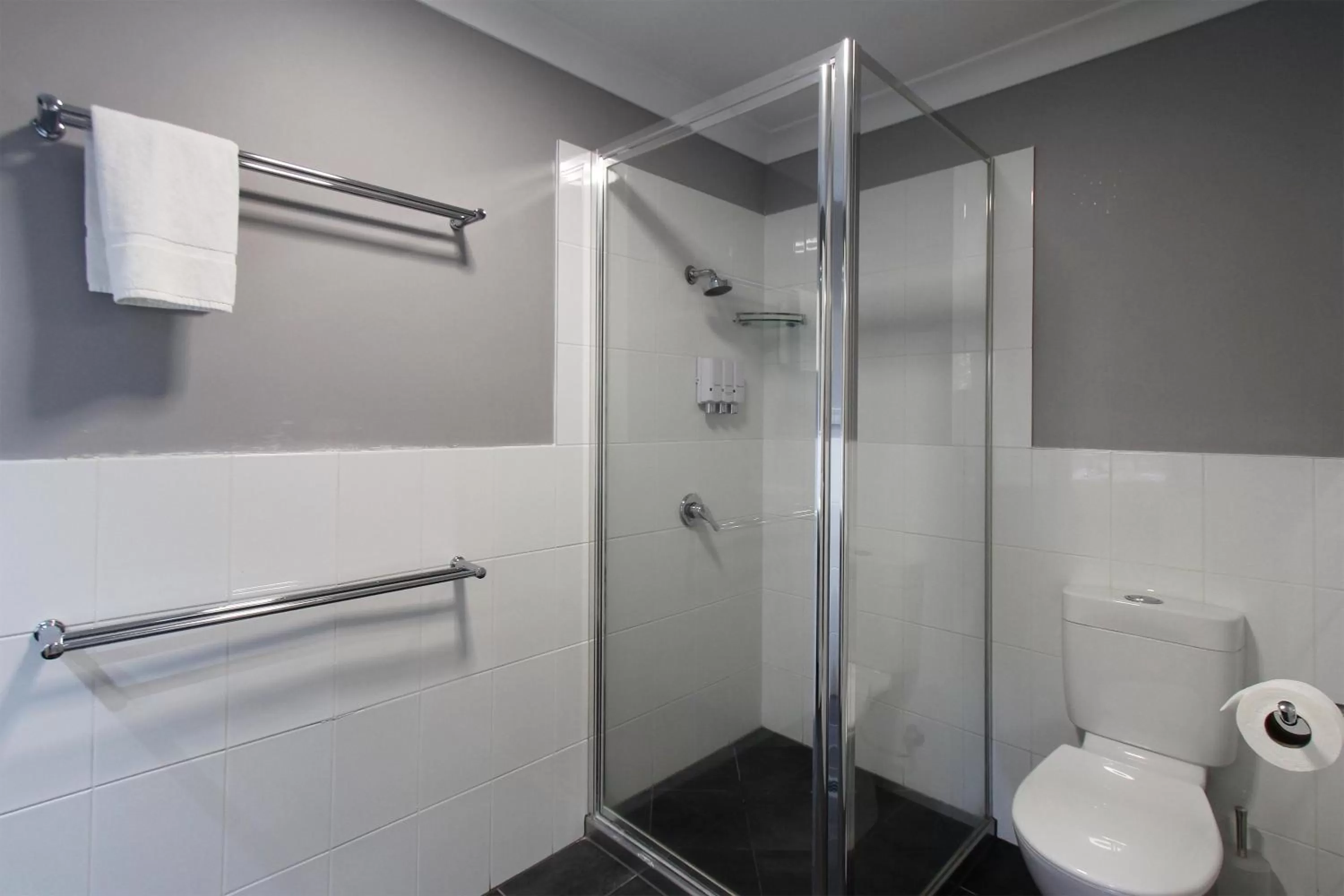 Bathroom in The Stirling Motel