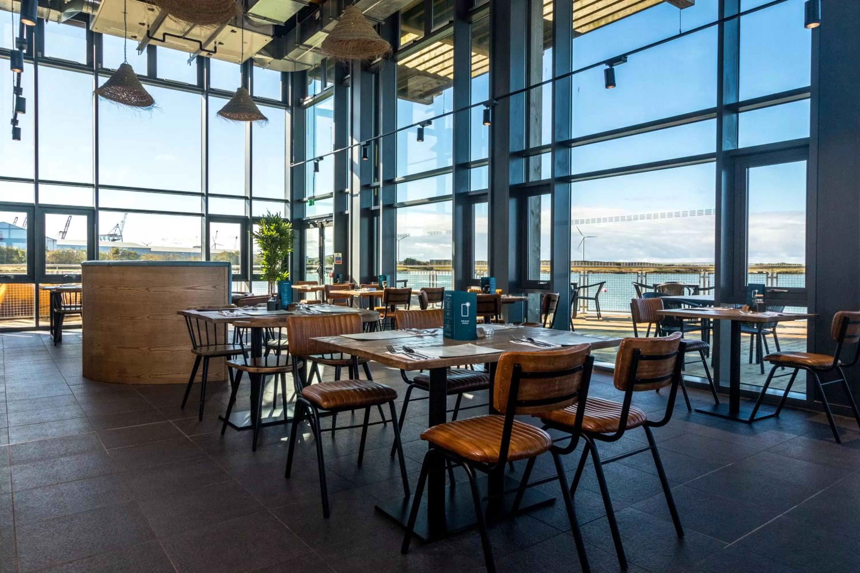 Restaurant/Places to Eat in The Lake House