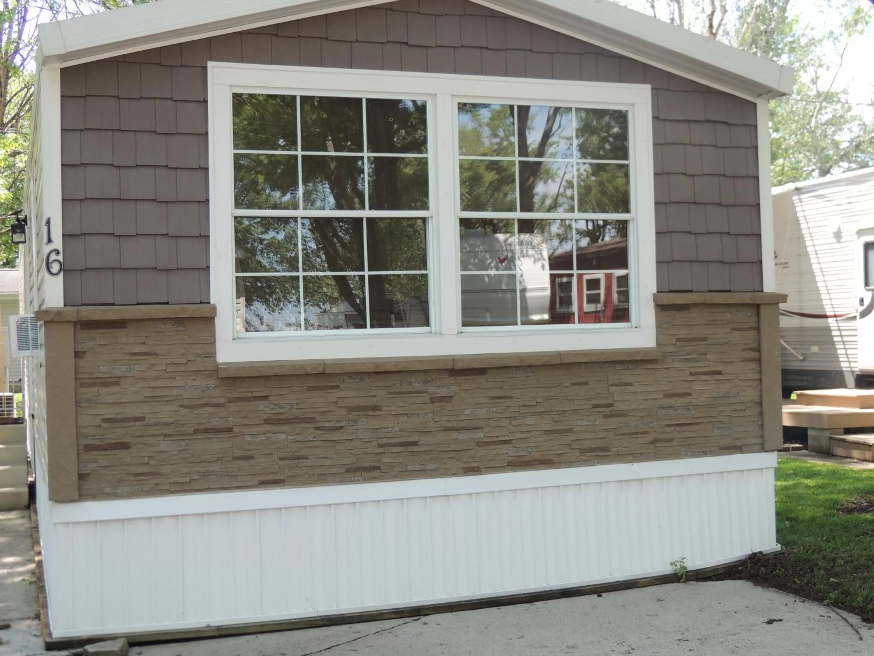 Facade/entrance in White Caps Motel and RV Park