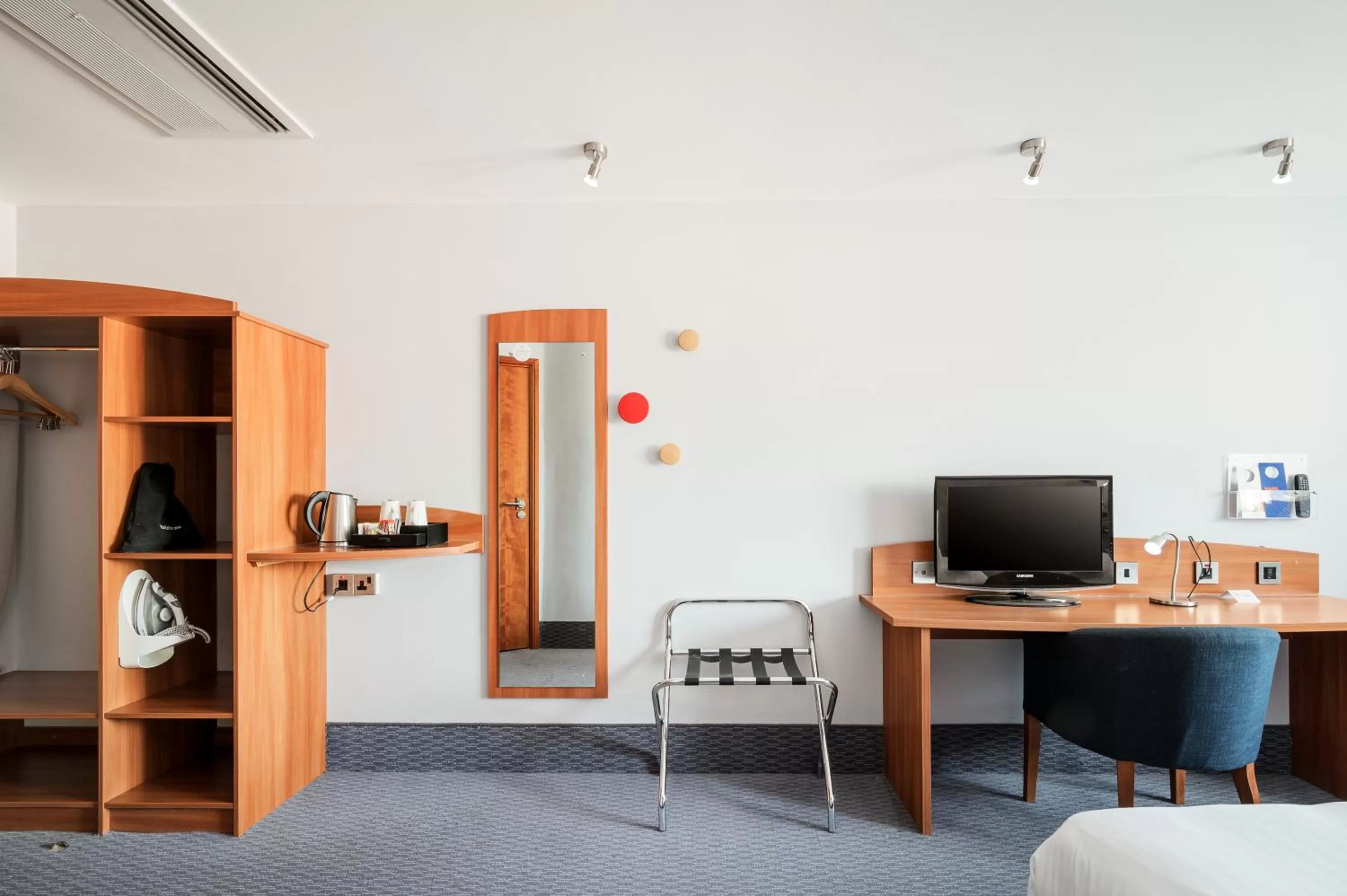 Bed in Holiday Inn Express Braintree by IHG