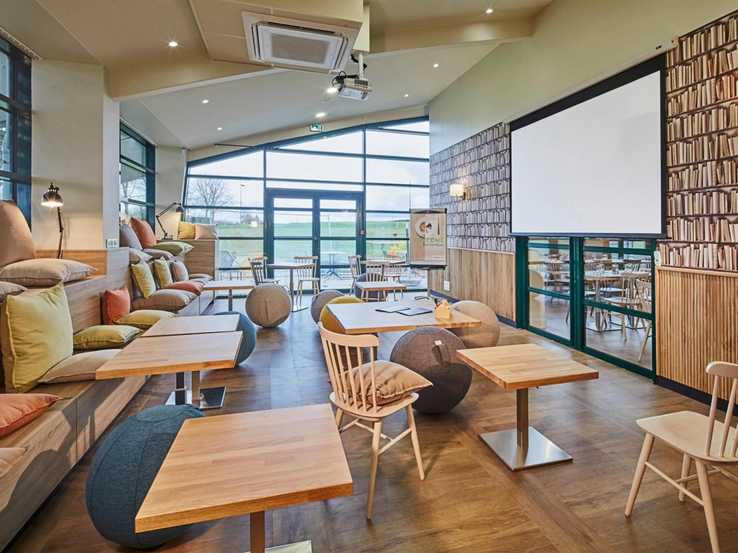 Communal lounge/ TV room in Campanile Poitiers - Site du Futuroscope