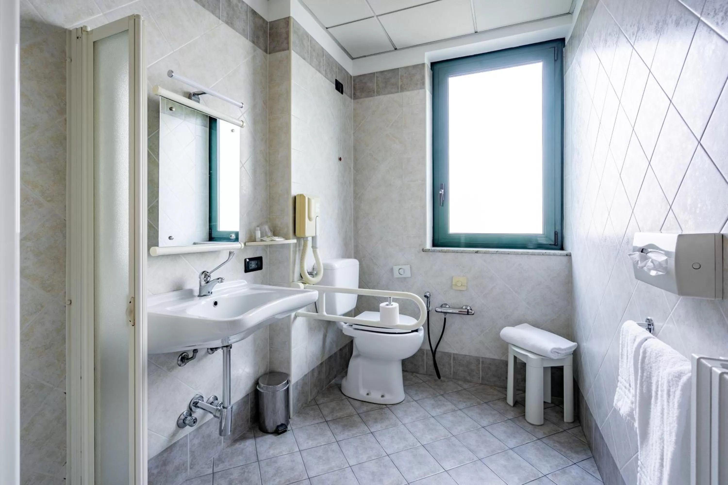 Toilet in Hotel Parisi