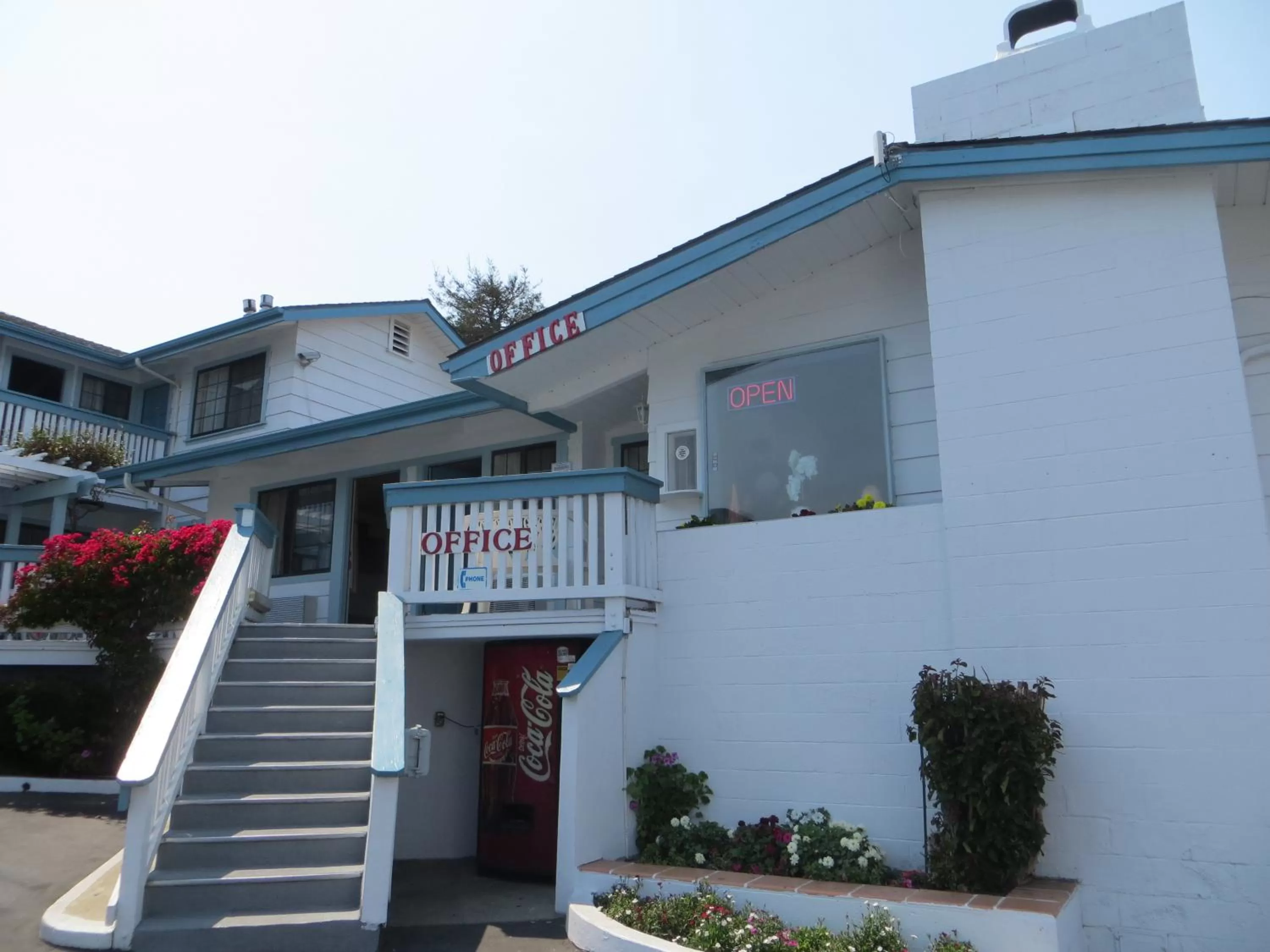 Facade/entrance in Arbor Inn Monterey