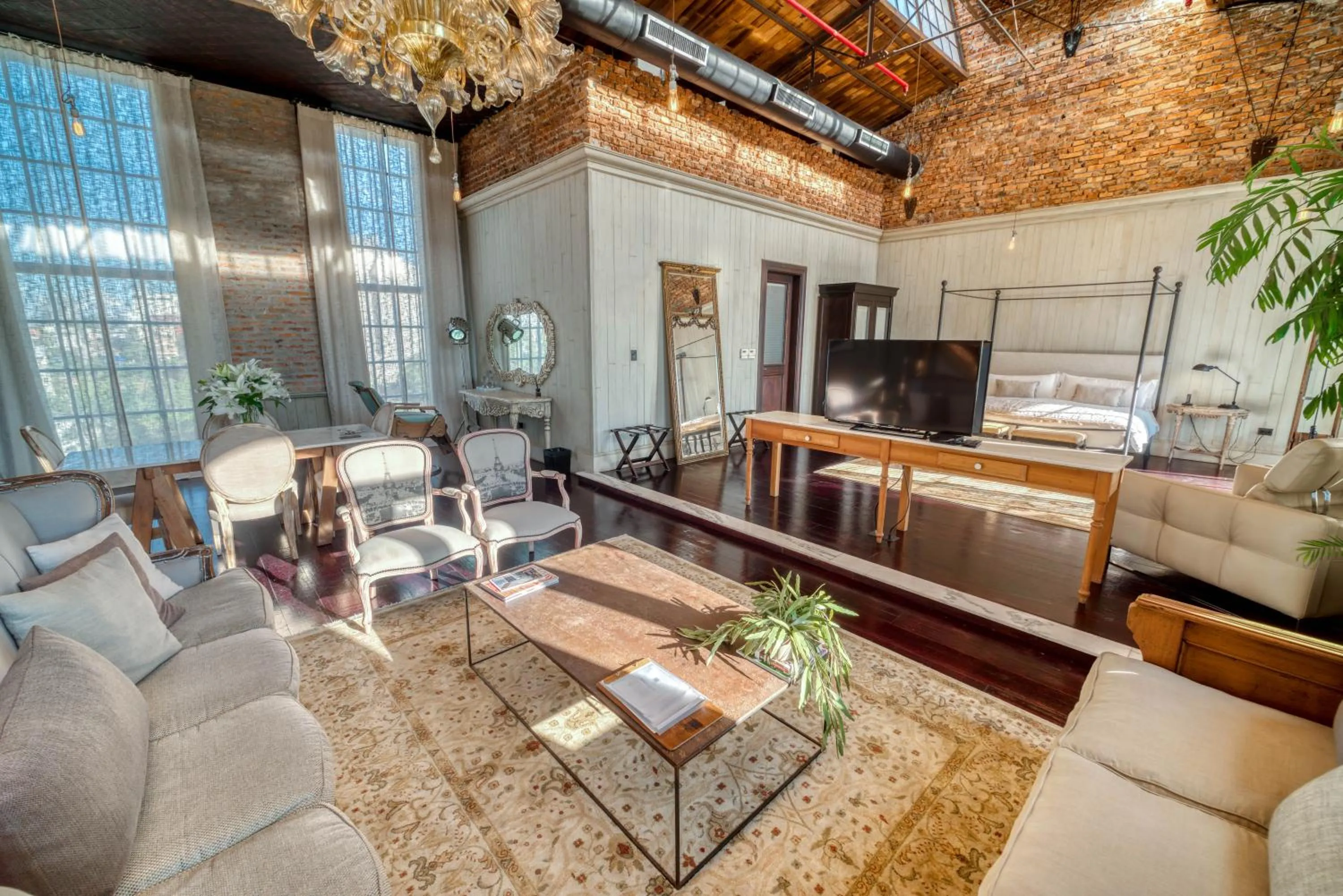 TV and multimedia in Factoria Hotel