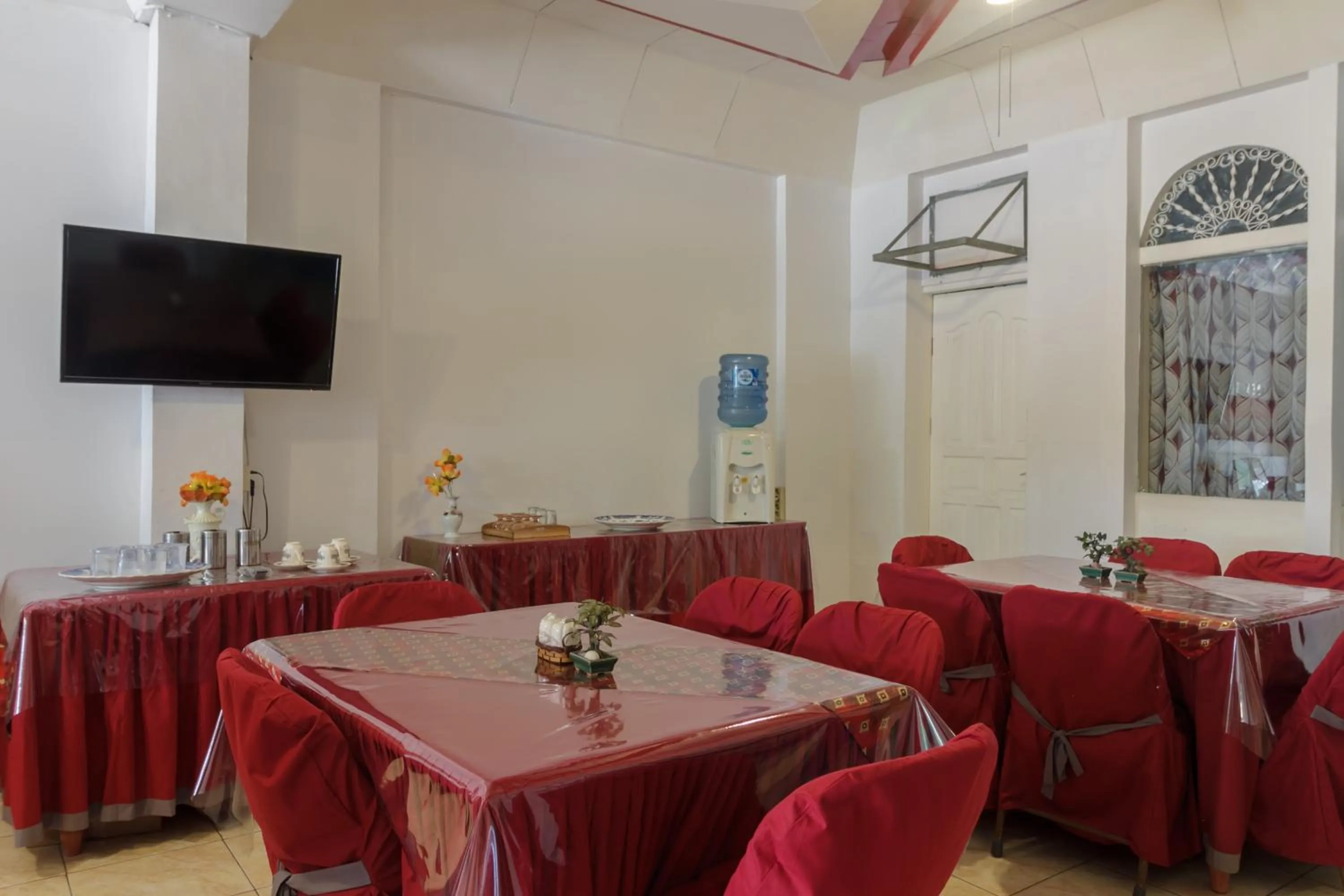 Restaurant/places to eat in RedDoorz Syariah near Universitas Negeri Padang