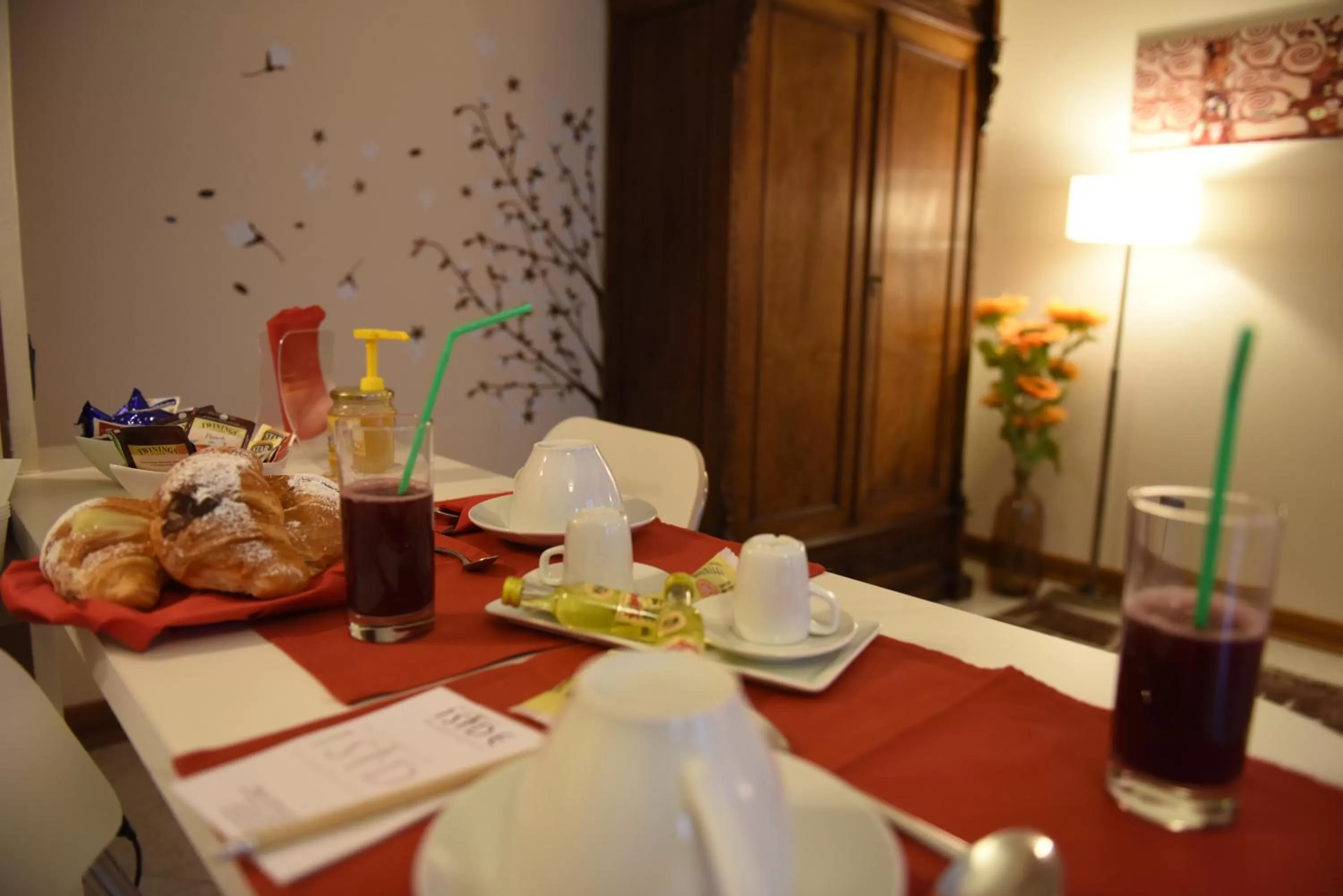 Photo of the whole room, Restaurant/Places to Eat in B&B La Dimora di Iside