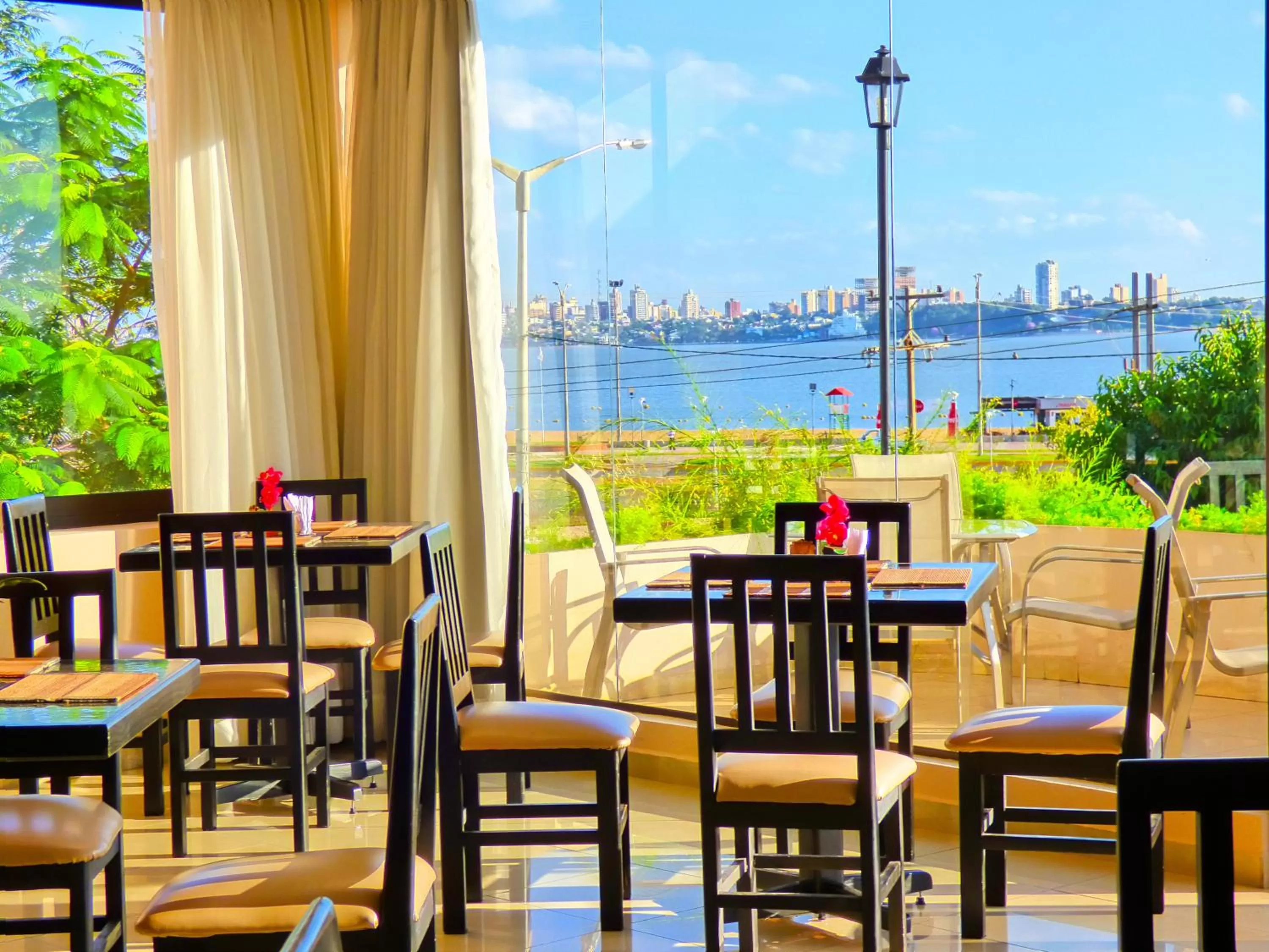 Restaurant/places to eat in De La Costa Hotel