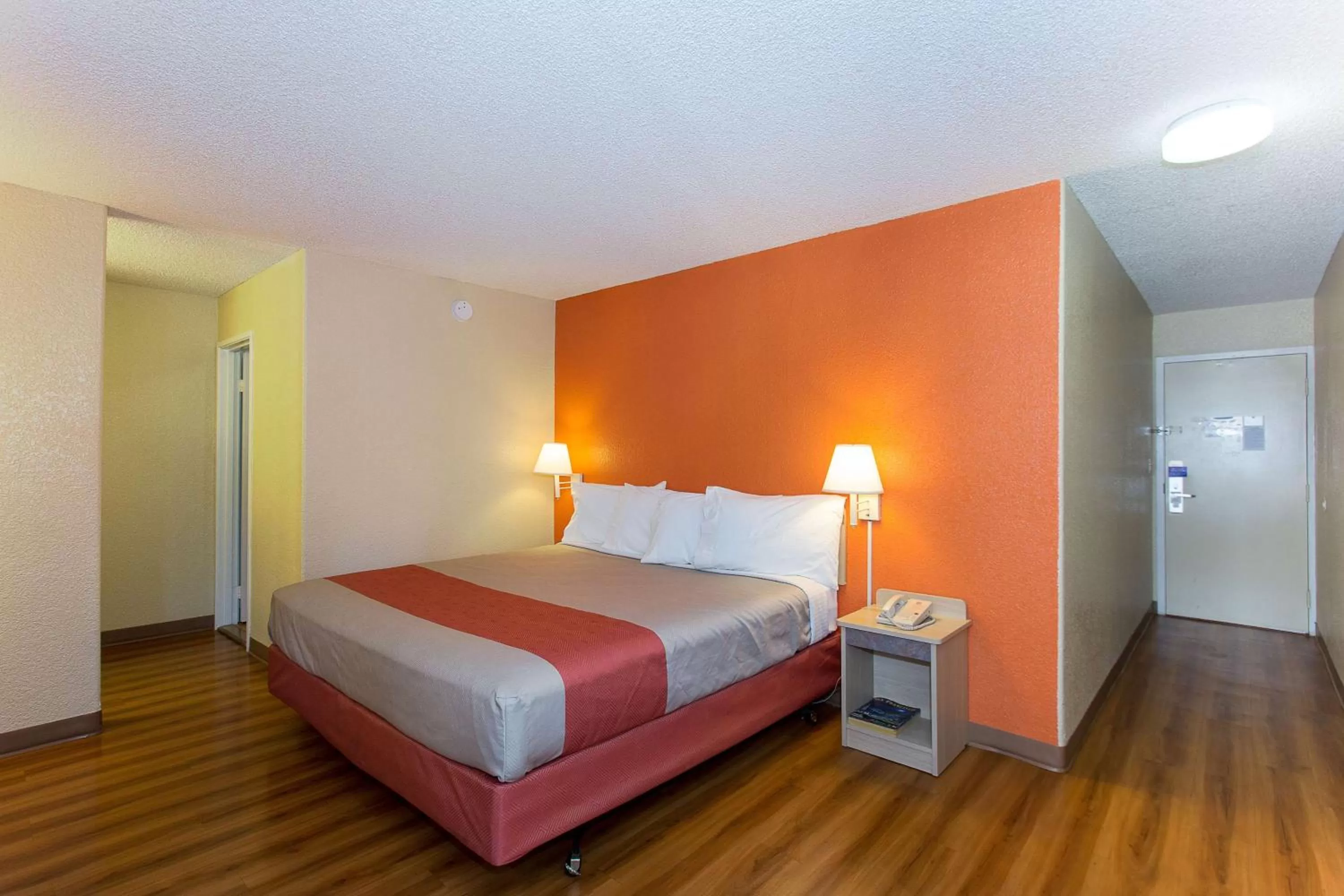 Bedroom, Bed in Motel 6 San Francisco Downtown