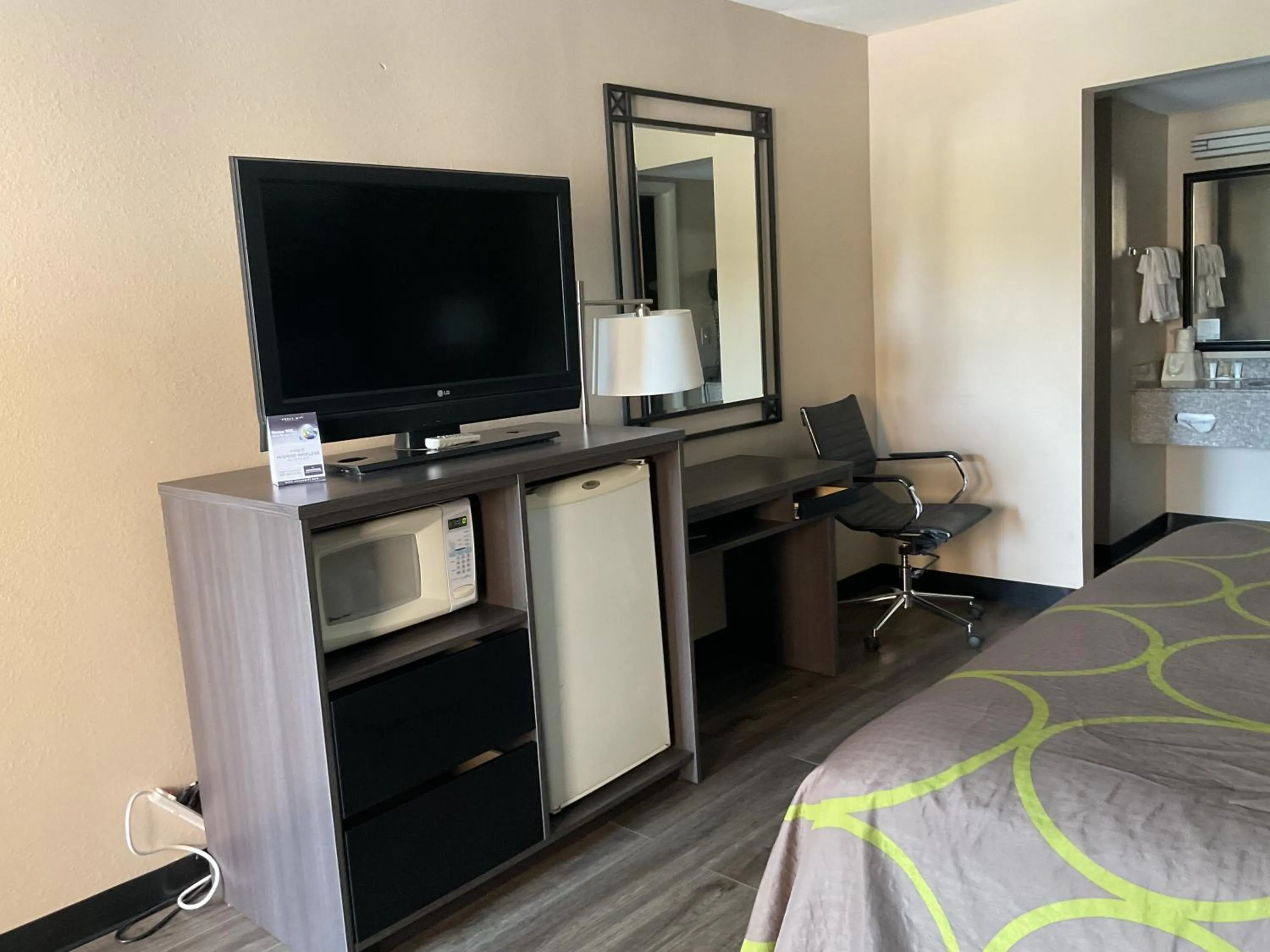 TV and multimedia, Bed in Super 8 by Wyndham Chattanooga/East Ridge