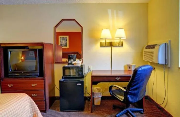 Queen Room - Disability Access/Non-Smoking in Econo Lodge