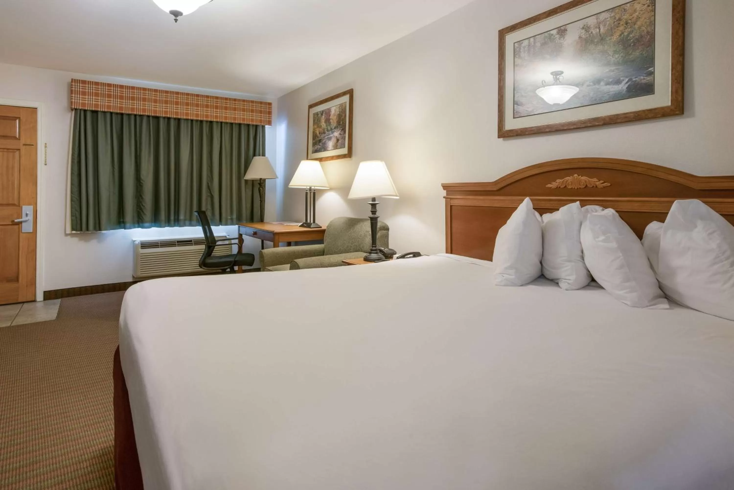 King Room - Hearing Accessible in SureStay Hotel by Best Western Leesville
