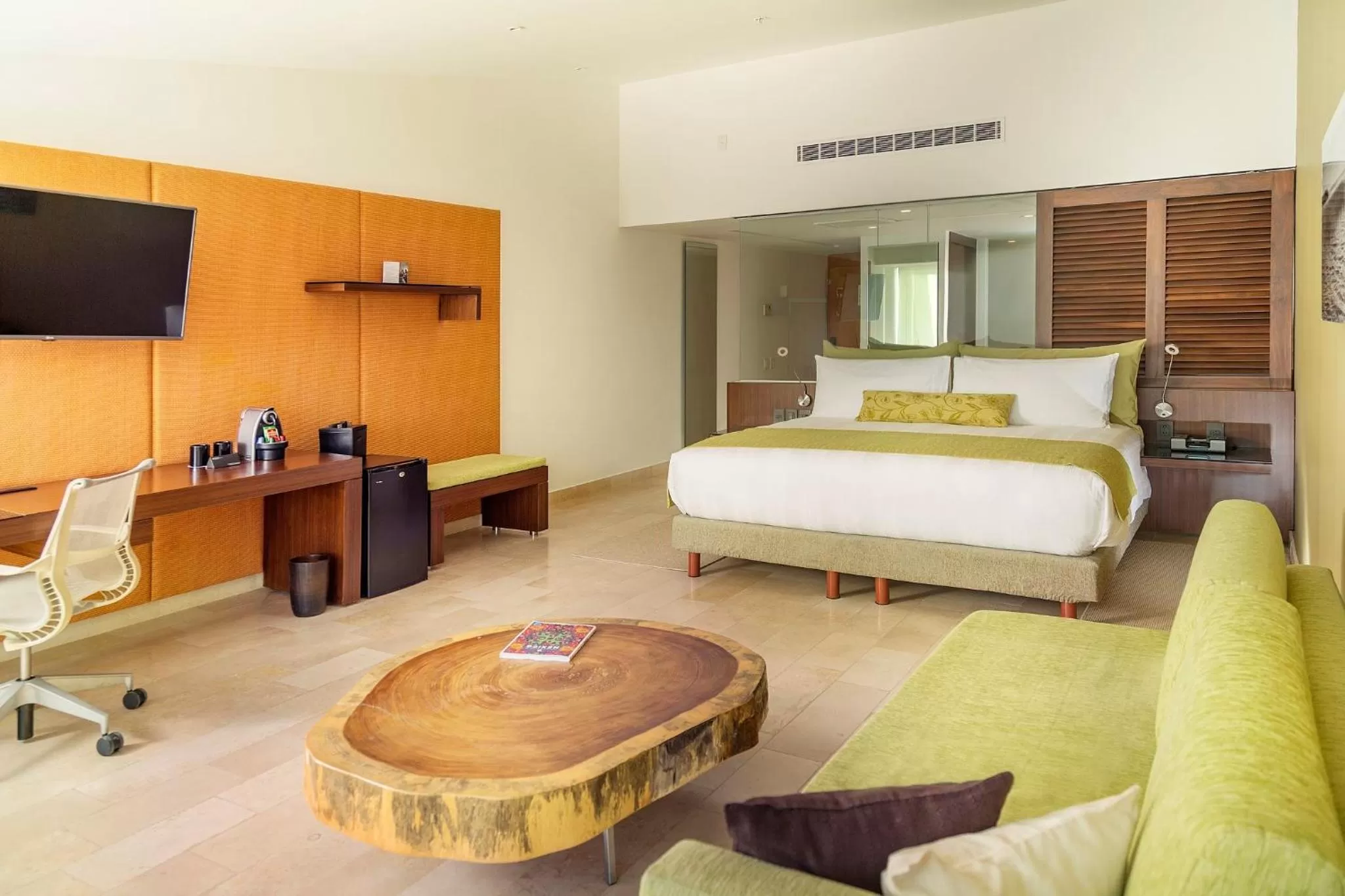 Photo of the whole room, Bed in Presidente InterContinental Cancun Resort