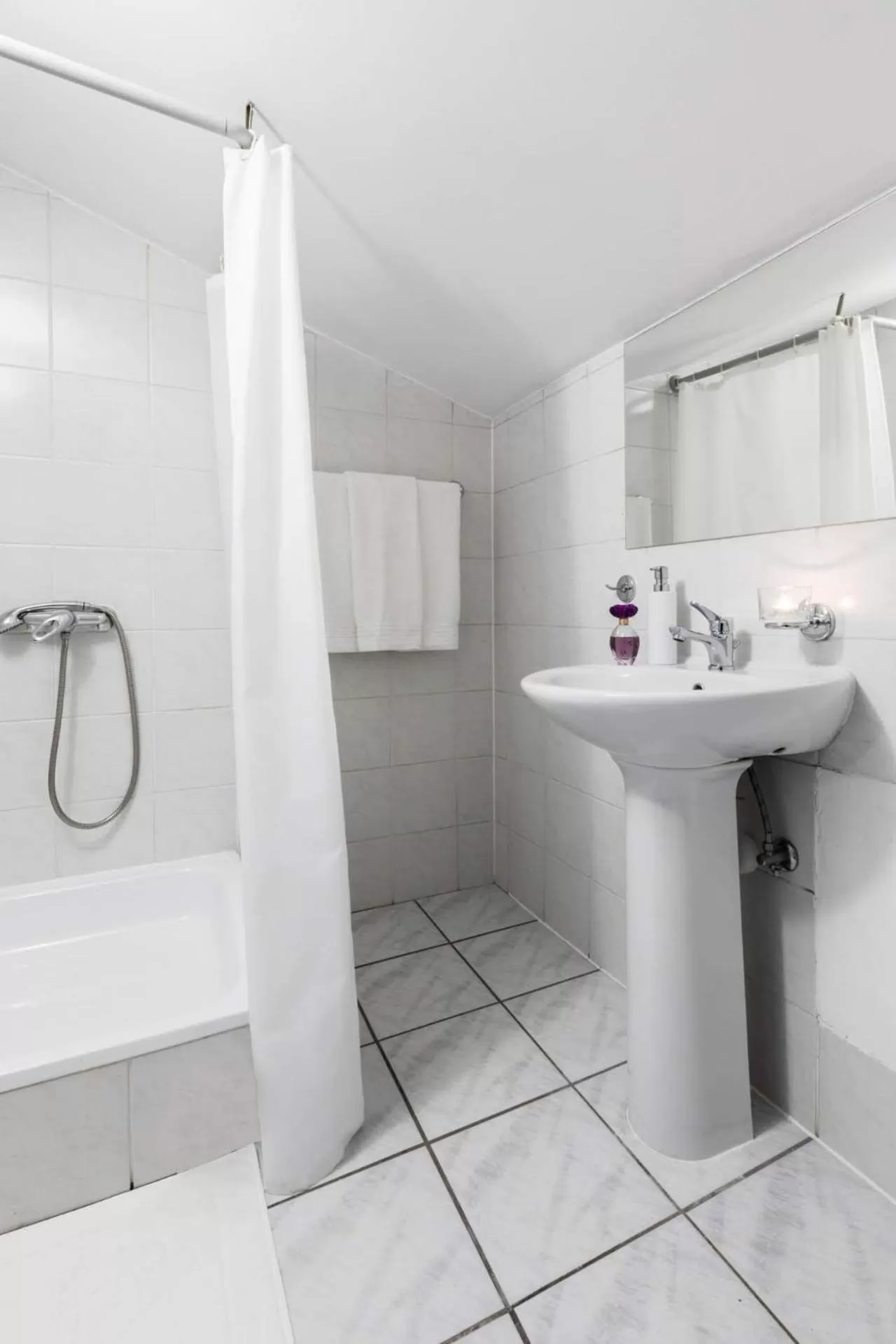 Shower in Liberta INN - Pokoje Gościnne