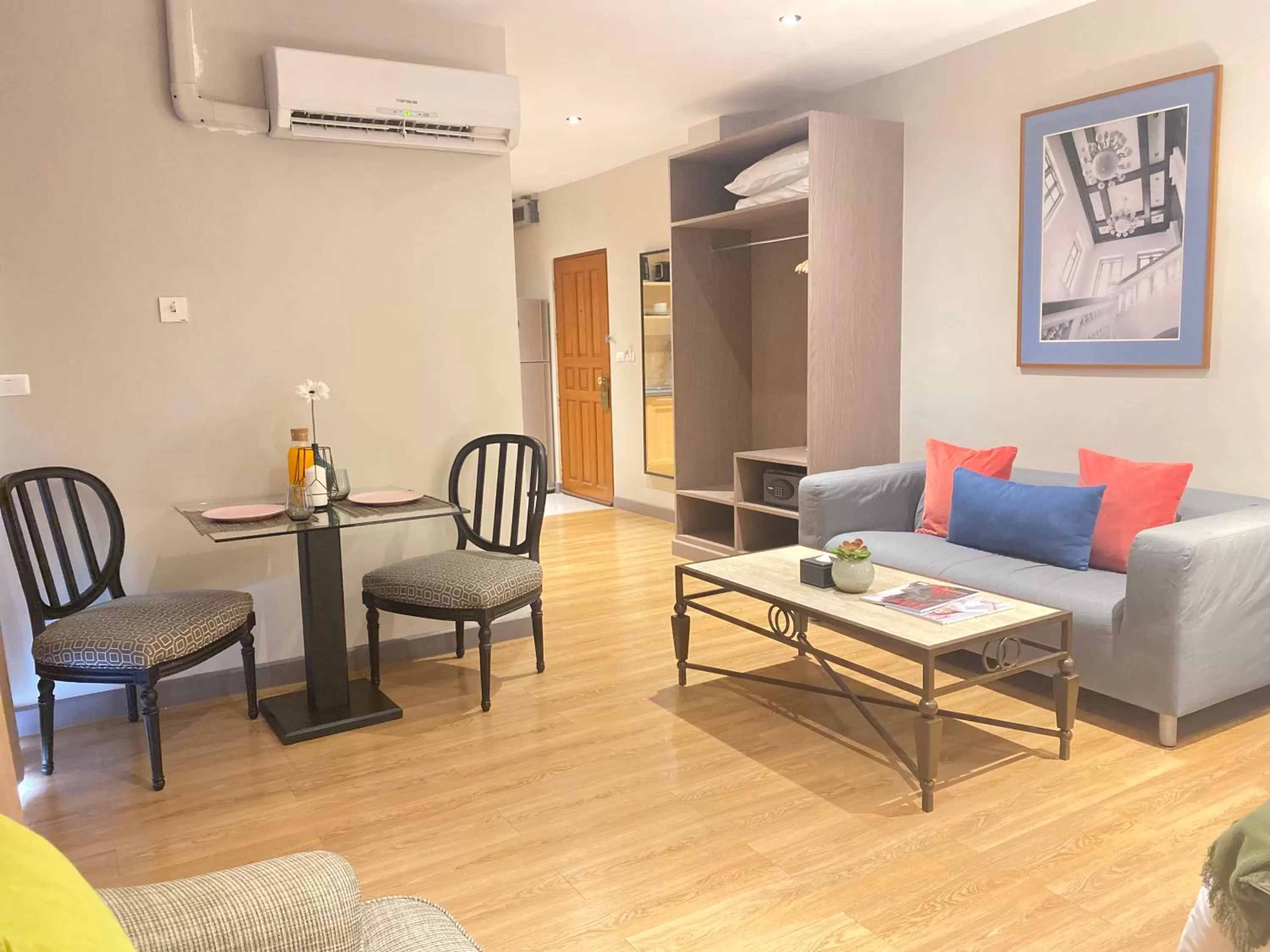 Seating area in Asoke Residence Sukhumvit by UHG