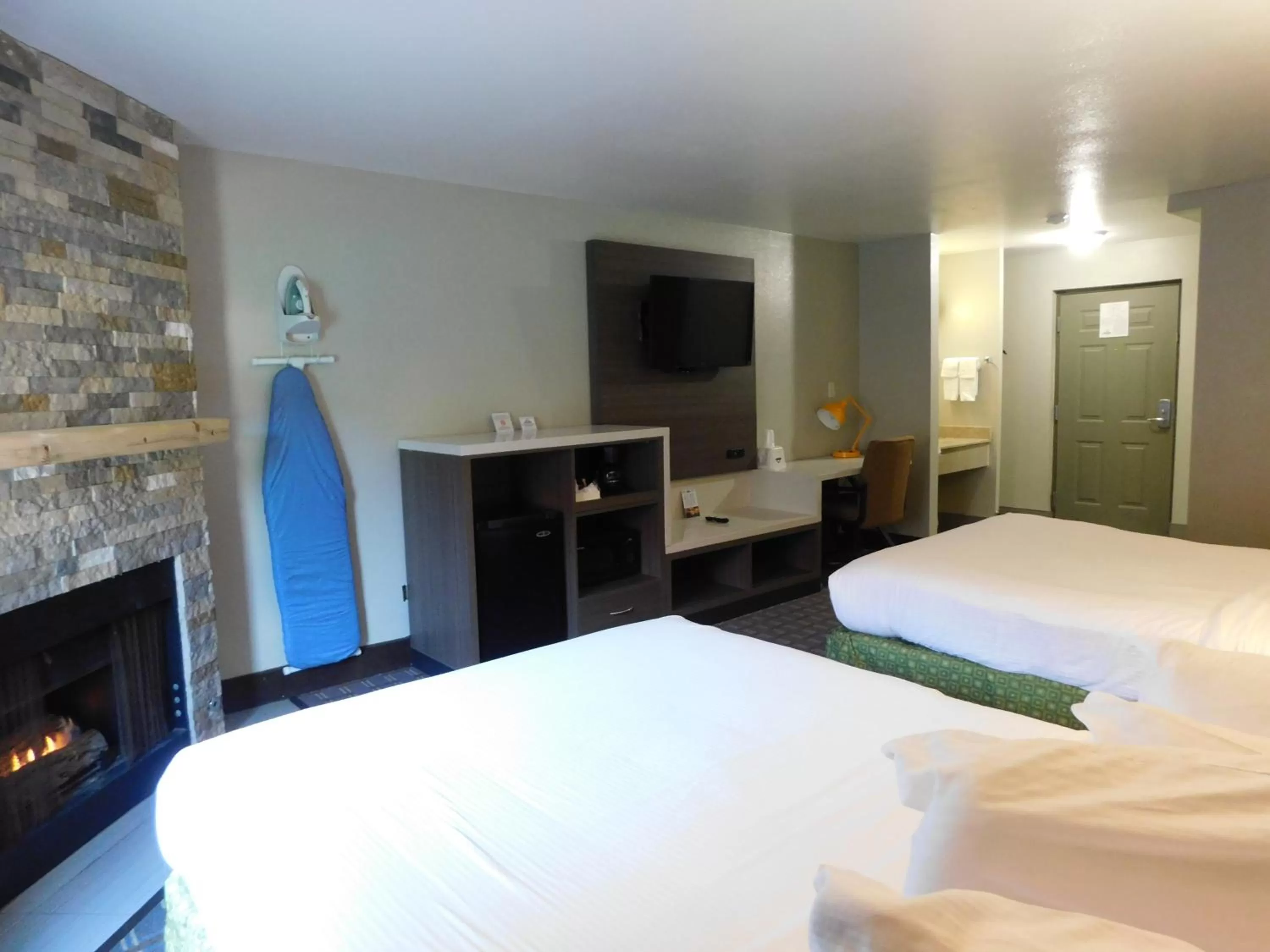 Bed in Days Inn & Suites by Wyndham Downtown Gatlinburg Parkway