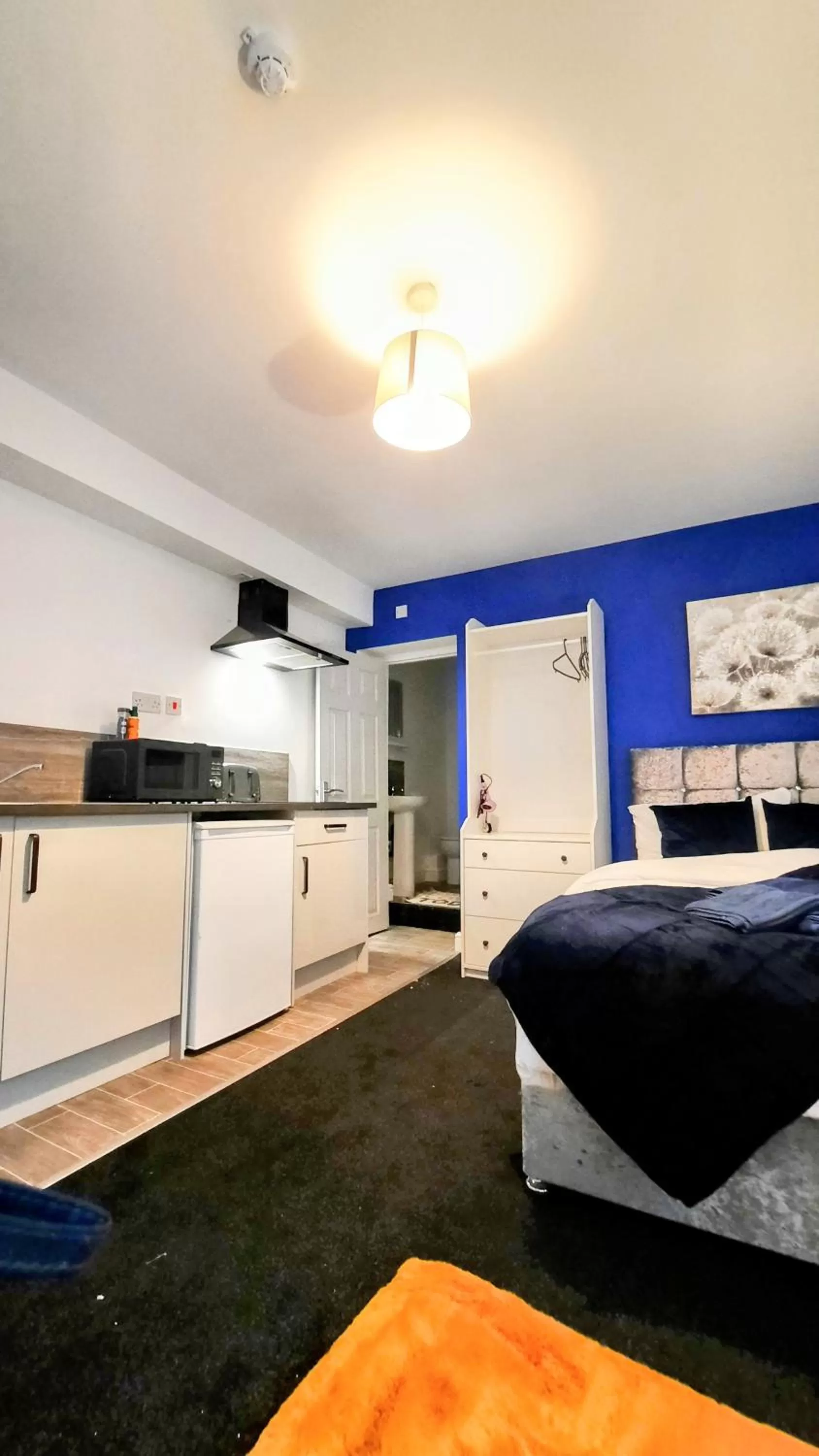 Bed, Kitchen/Kitchenette in Burford Road - Stay. Sleep. Rest.