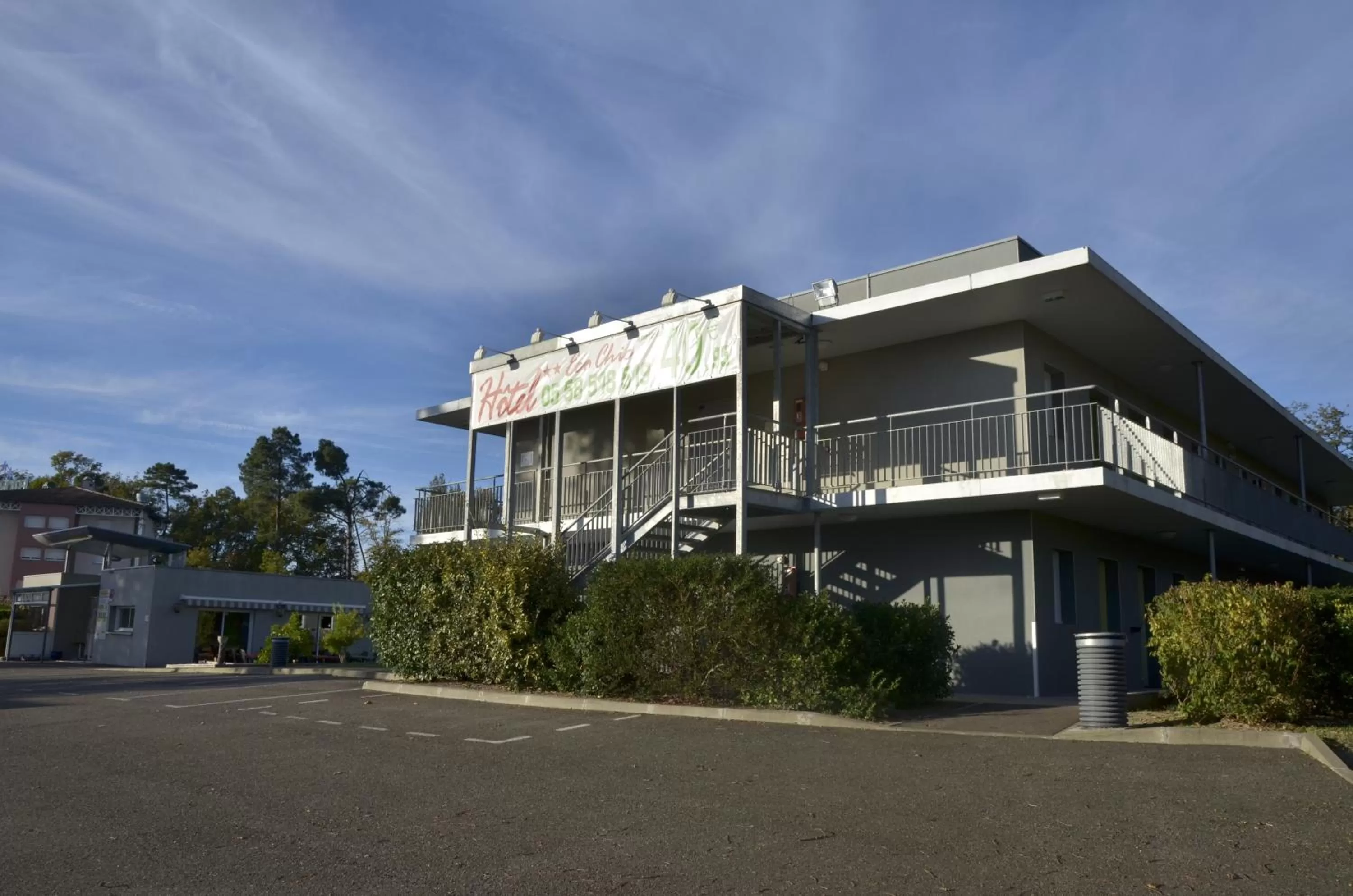 Facade/entrance, Property Building in Hôtel Eco Chic