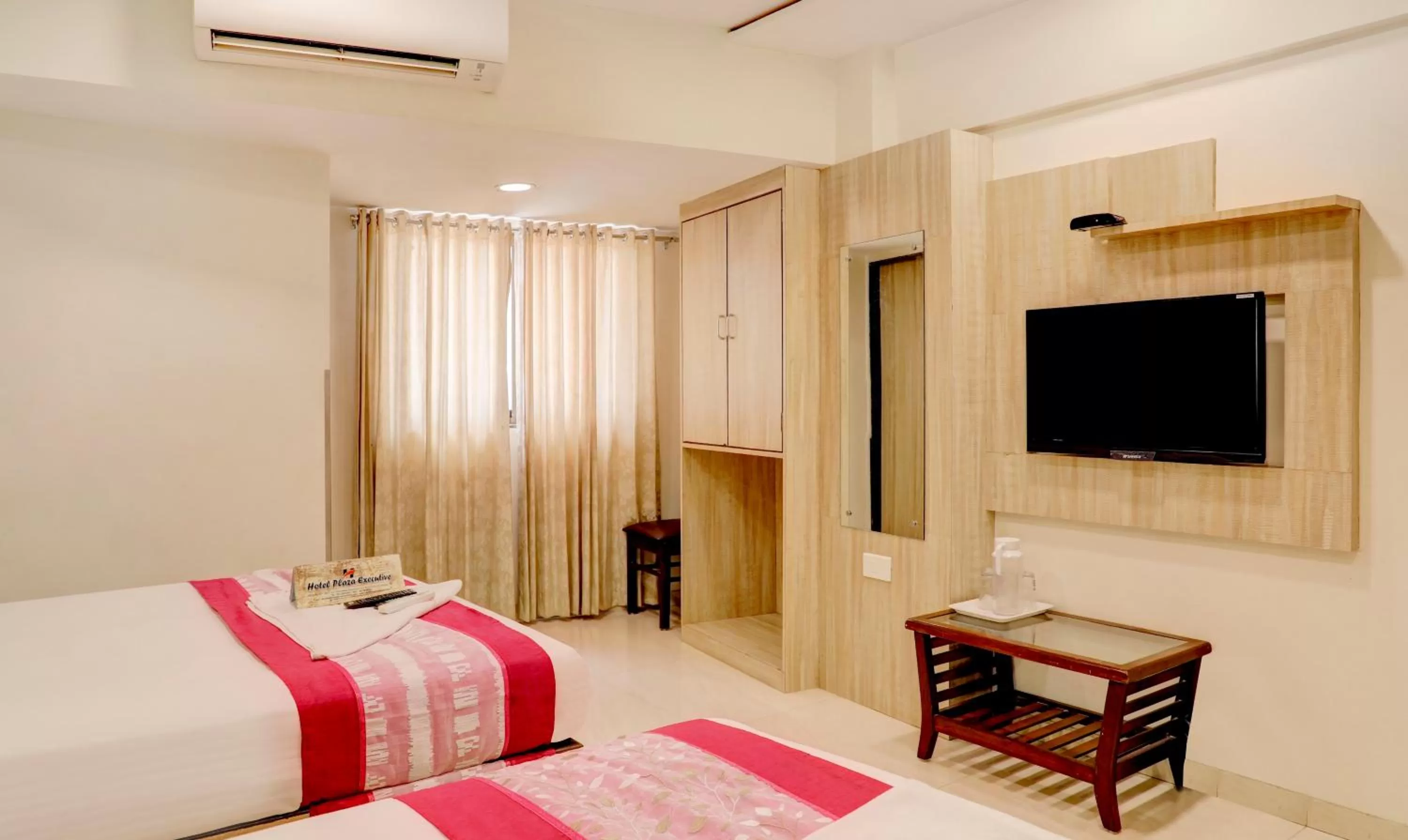 Photo of the whole room, Bed in Hotel Plaza Executive - near BKC