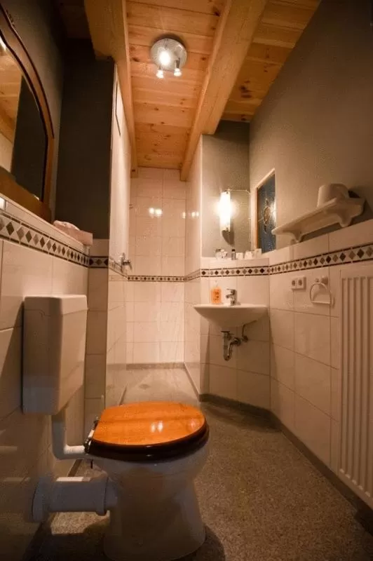 Bathroom in Exempel Schlafstuben und Quartier Langer Hals