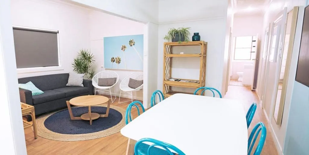 Living room, Bed in Hibiscus Motel