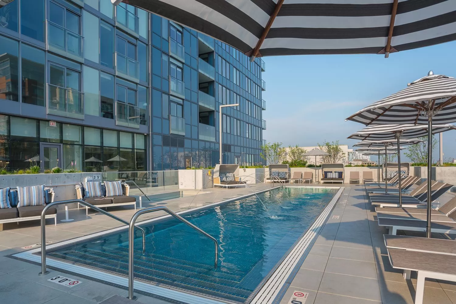 Swimming pool in Level Chicago - Old Town