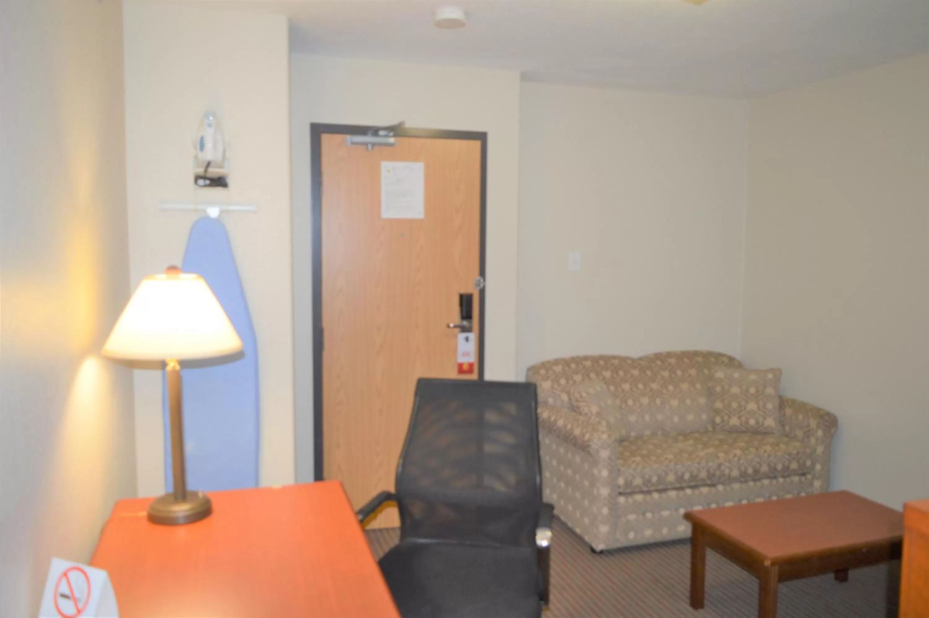 Living room in Super 8 by Wyndham Grande Prairie