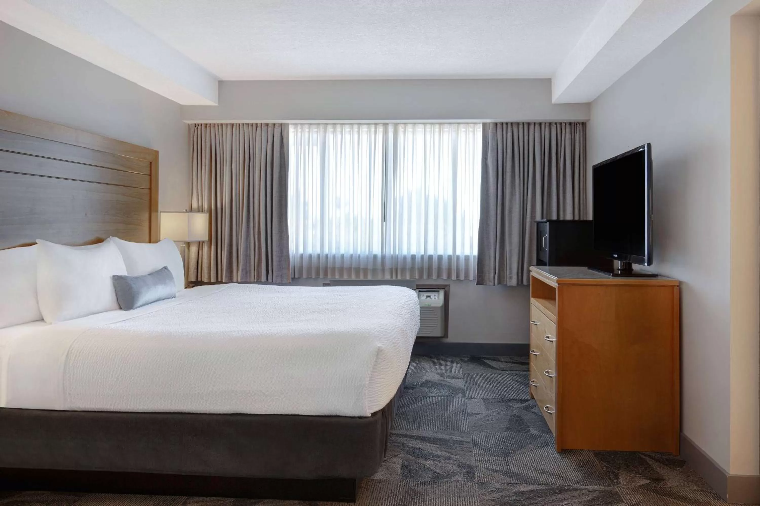 Photo of the whole room, Bed in Days Inn by Wyndham Victoria Airport Sidney