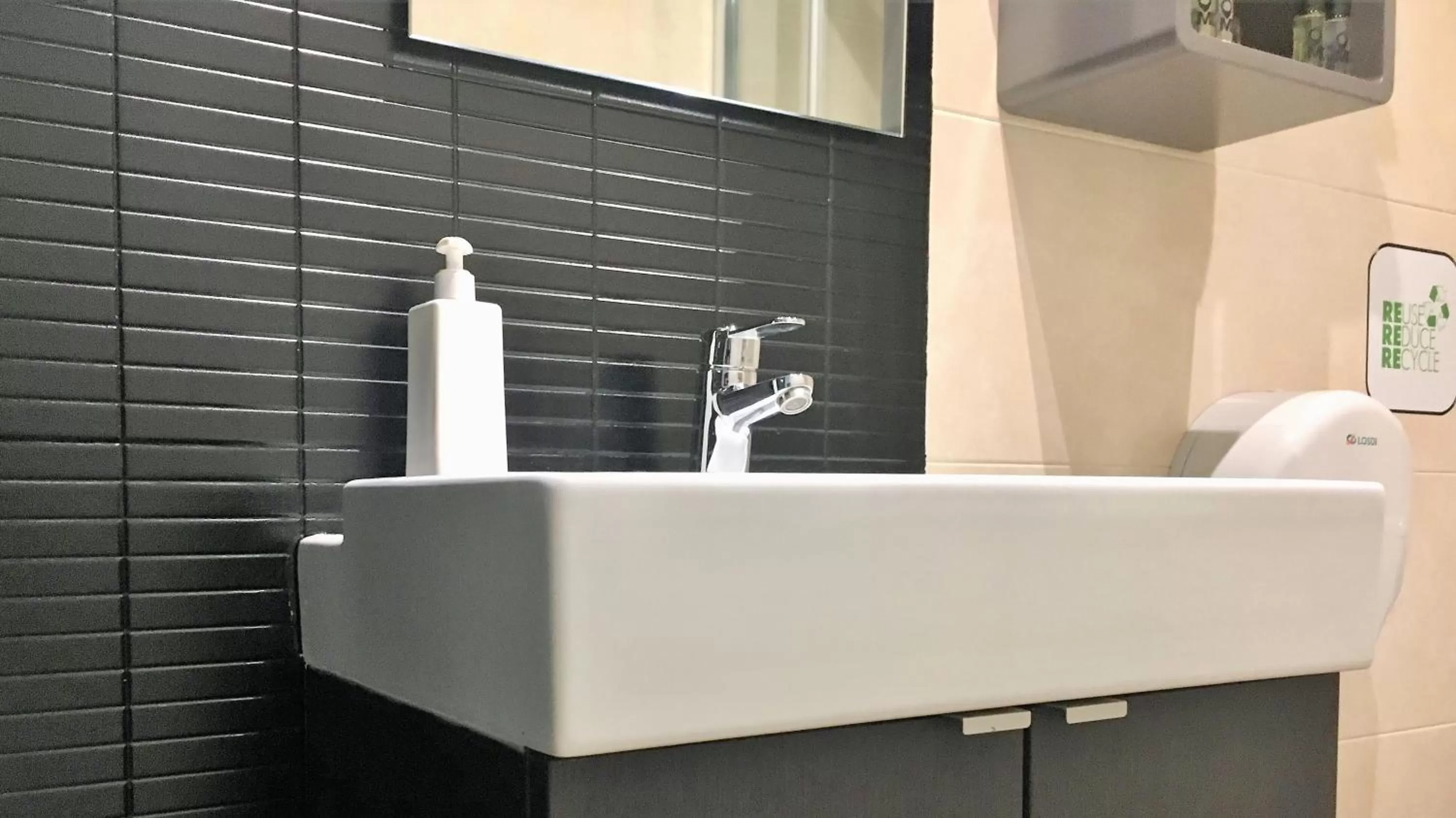 Bathroom in MD Modern Hotel - Jardines