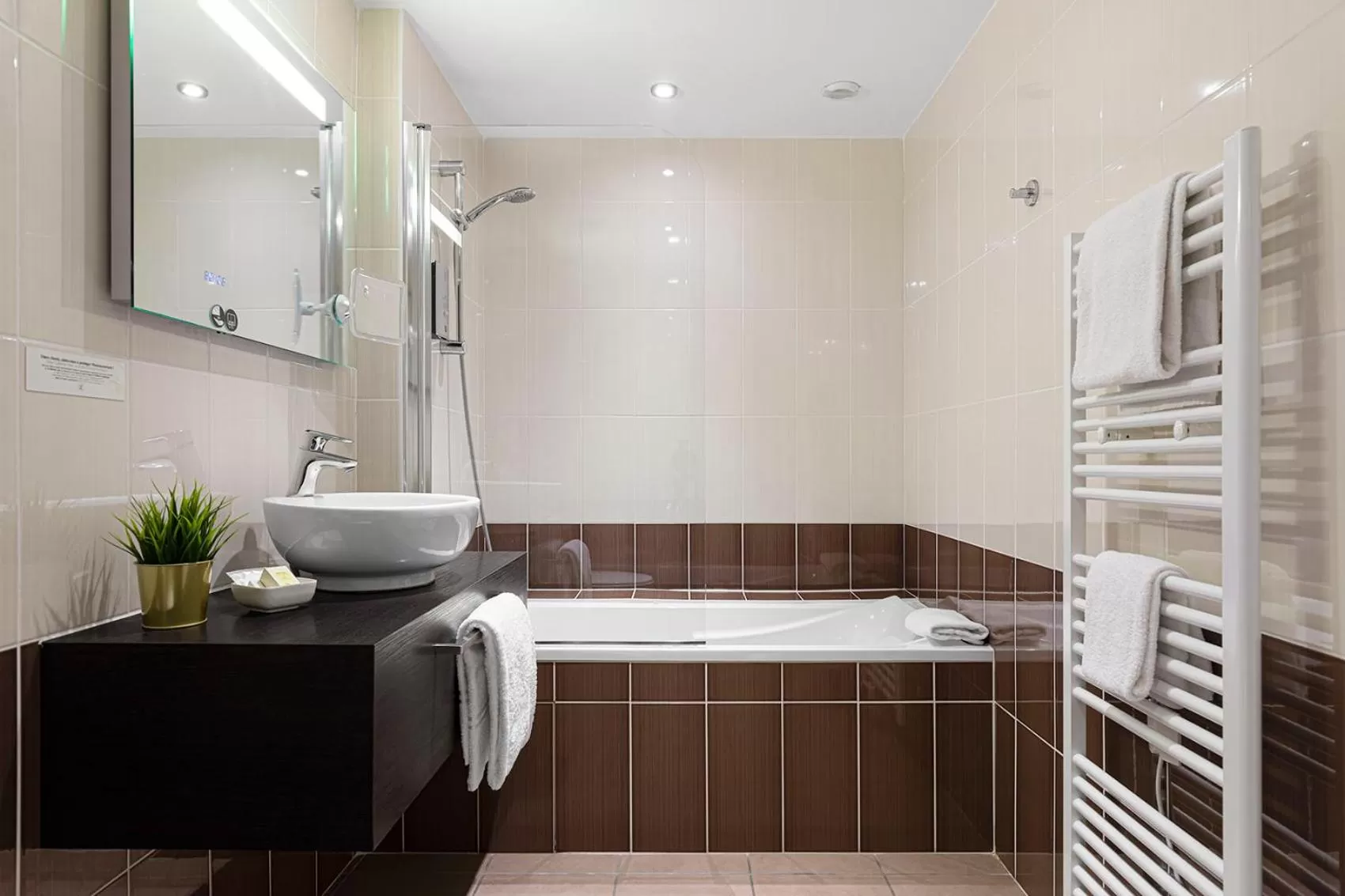 Bathroom in Contact Hôtels Les Pierres Dorées