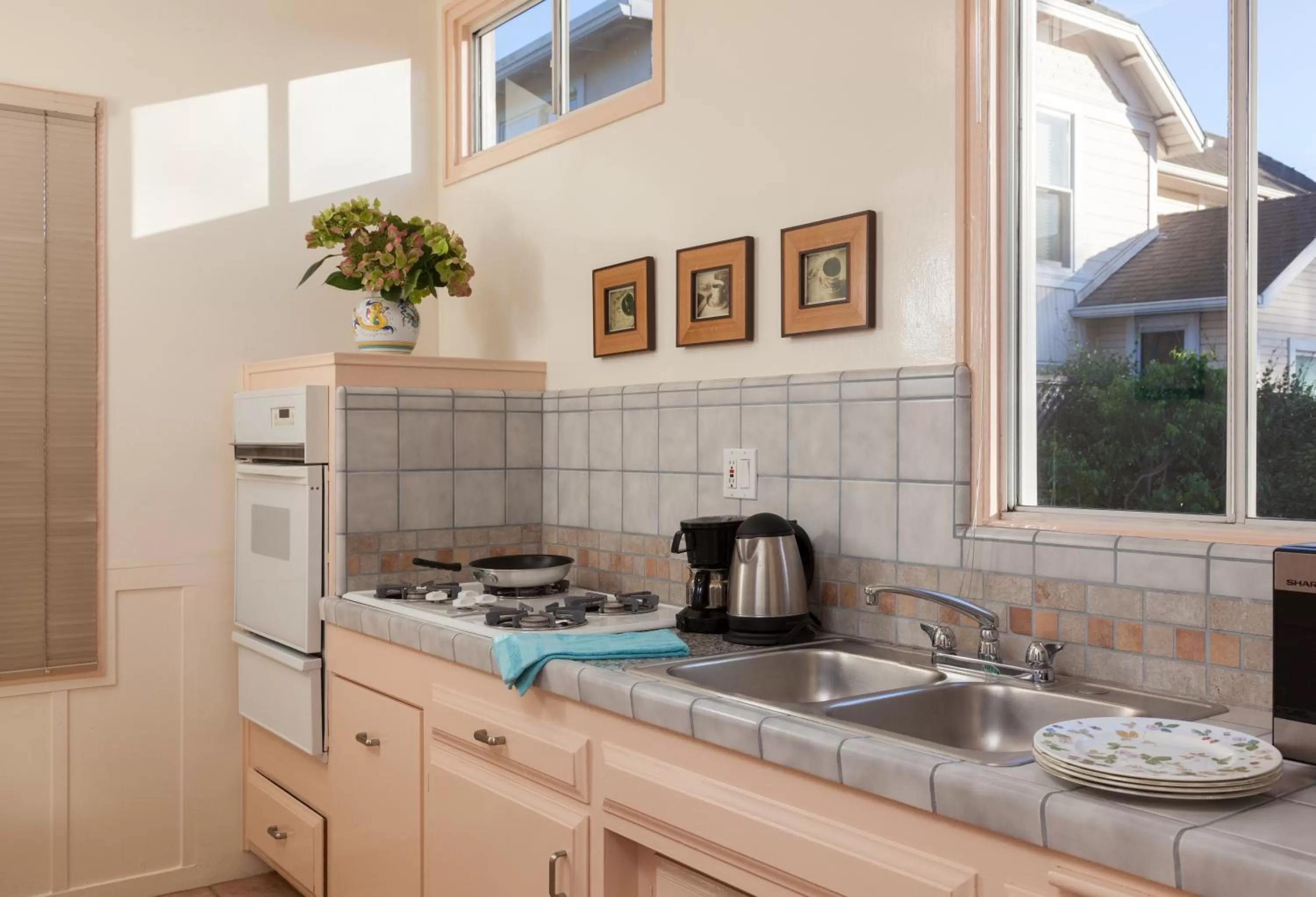 Kitchen or kitchenette, Kitchen/Kitchenette in Cheshire Cat Inn & Cottages