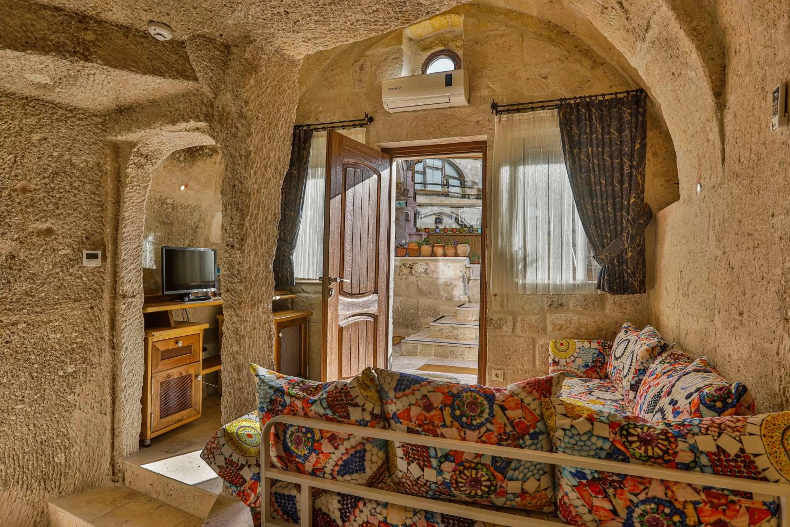 TV and multimedia in Şah Saray Cave Suites Halal Hotel