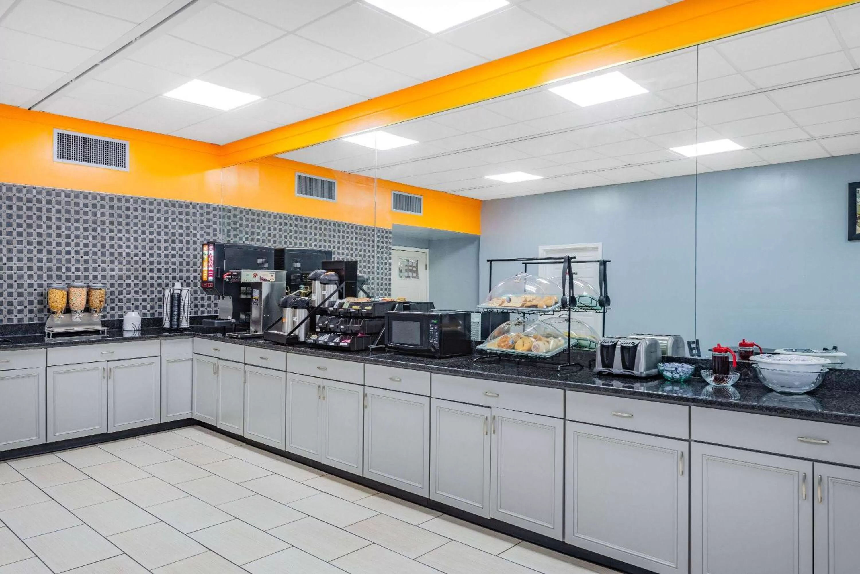 Breakfast in Howard Johnson by Wyndham Staunton