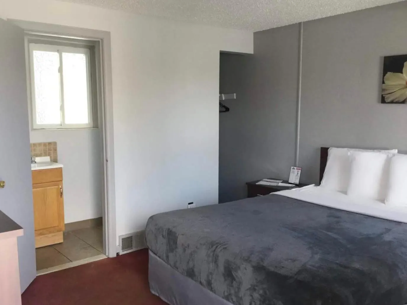 Photo of the whole room in Swiss Cottage Inn