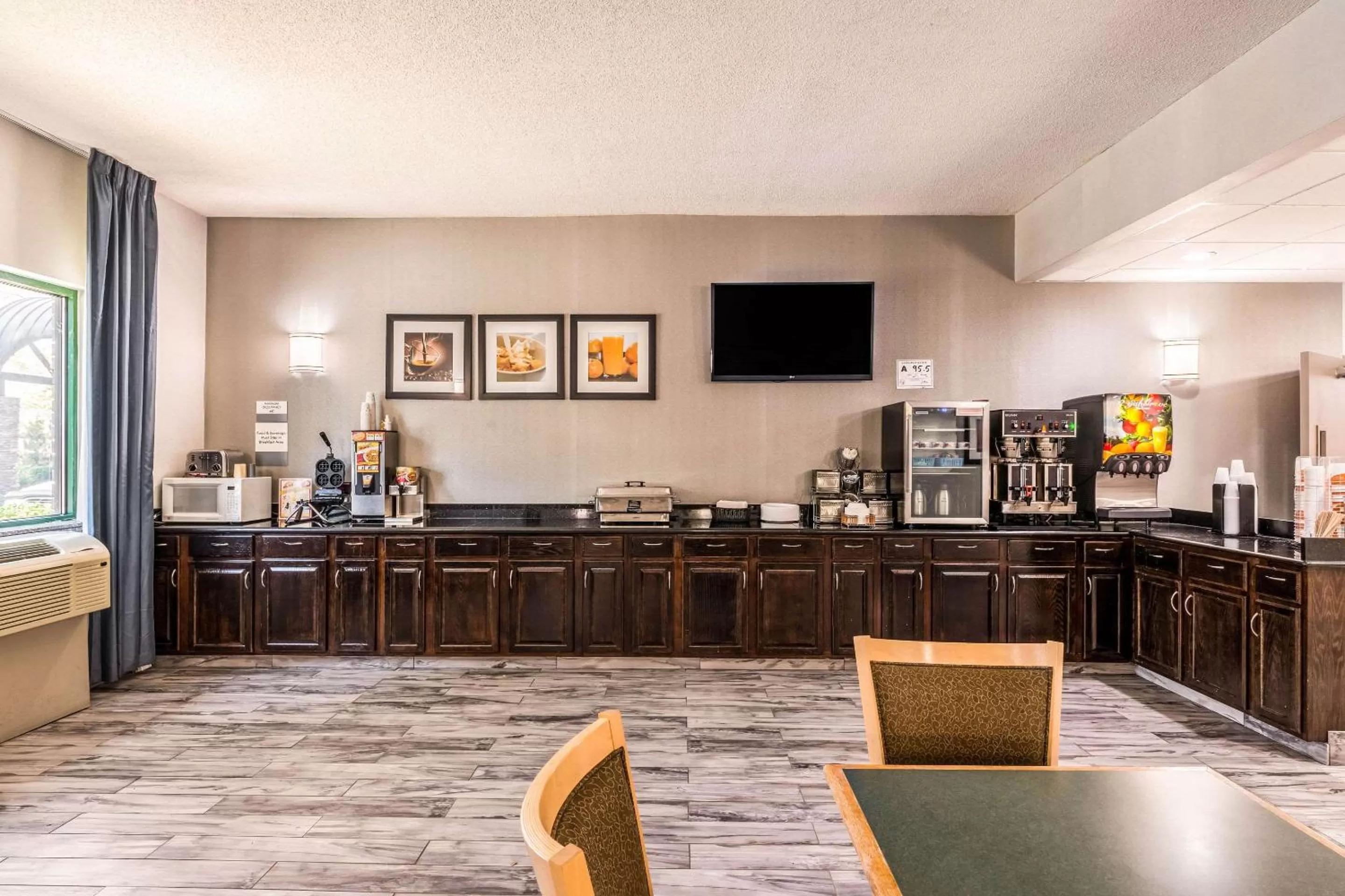 Restaurant/places to eat in Lake Norman Inn and Suites