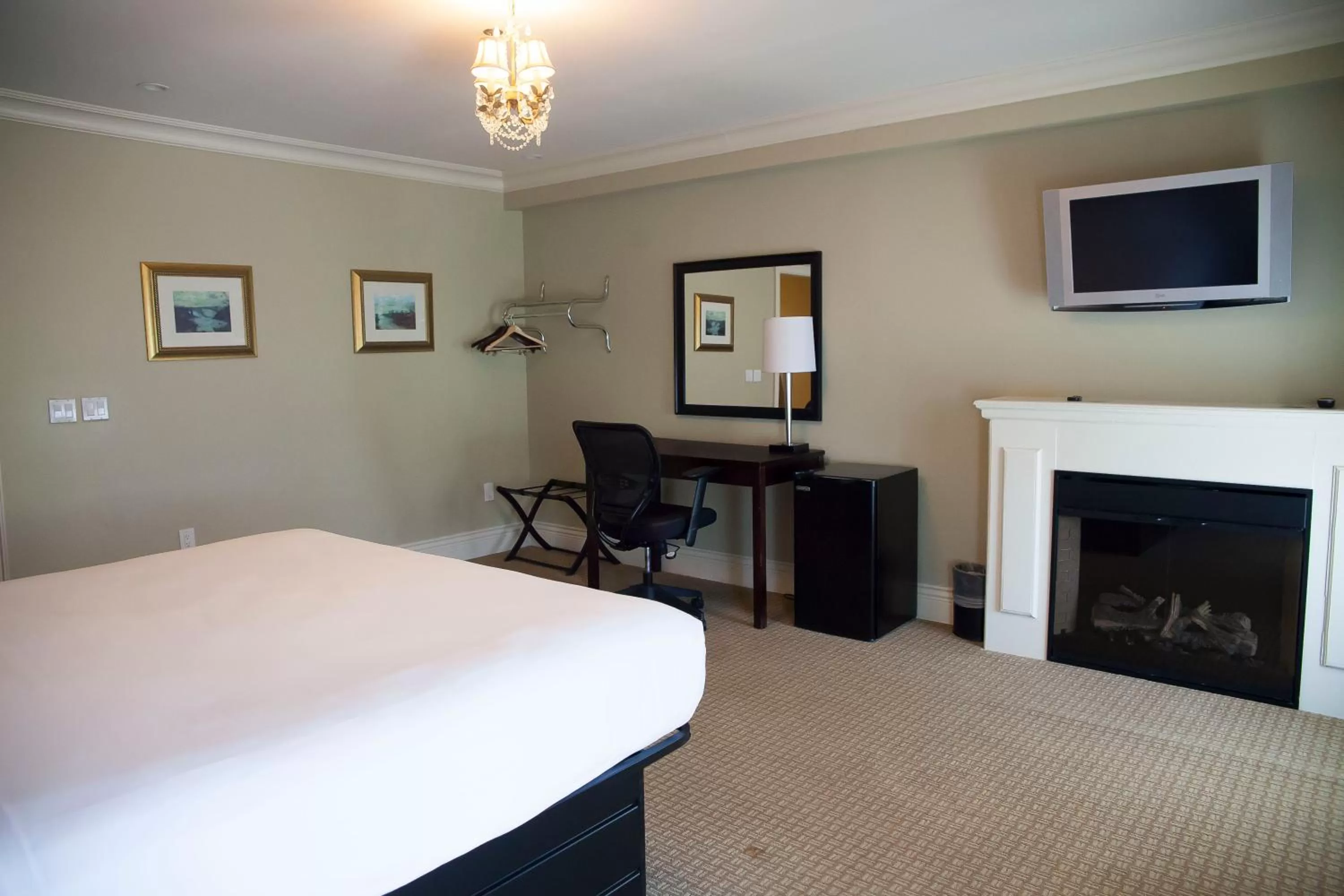 Bedroom in Niagara Crossing Hotel and Spa