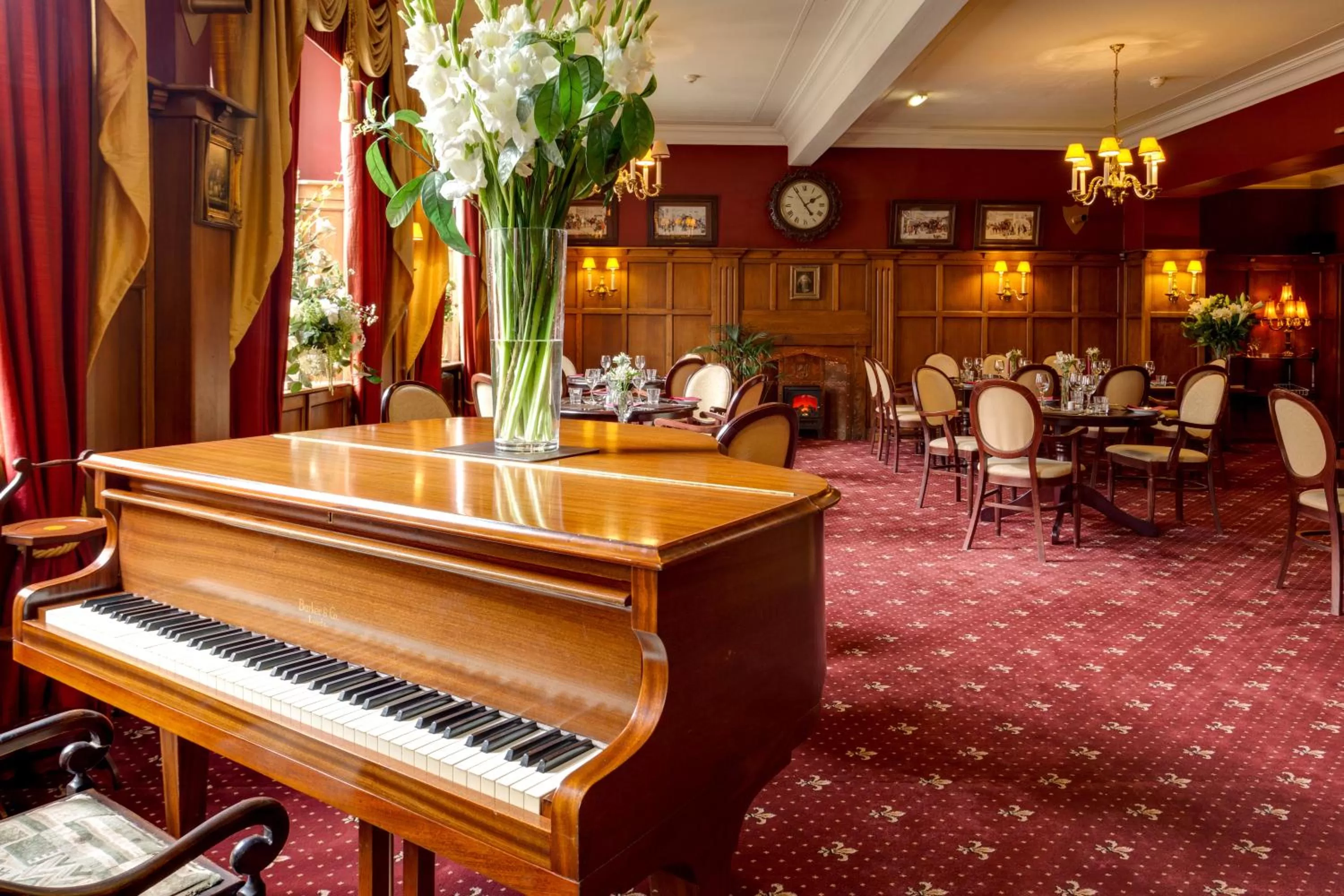 Lounge or bar in The Saracens Head Hotel