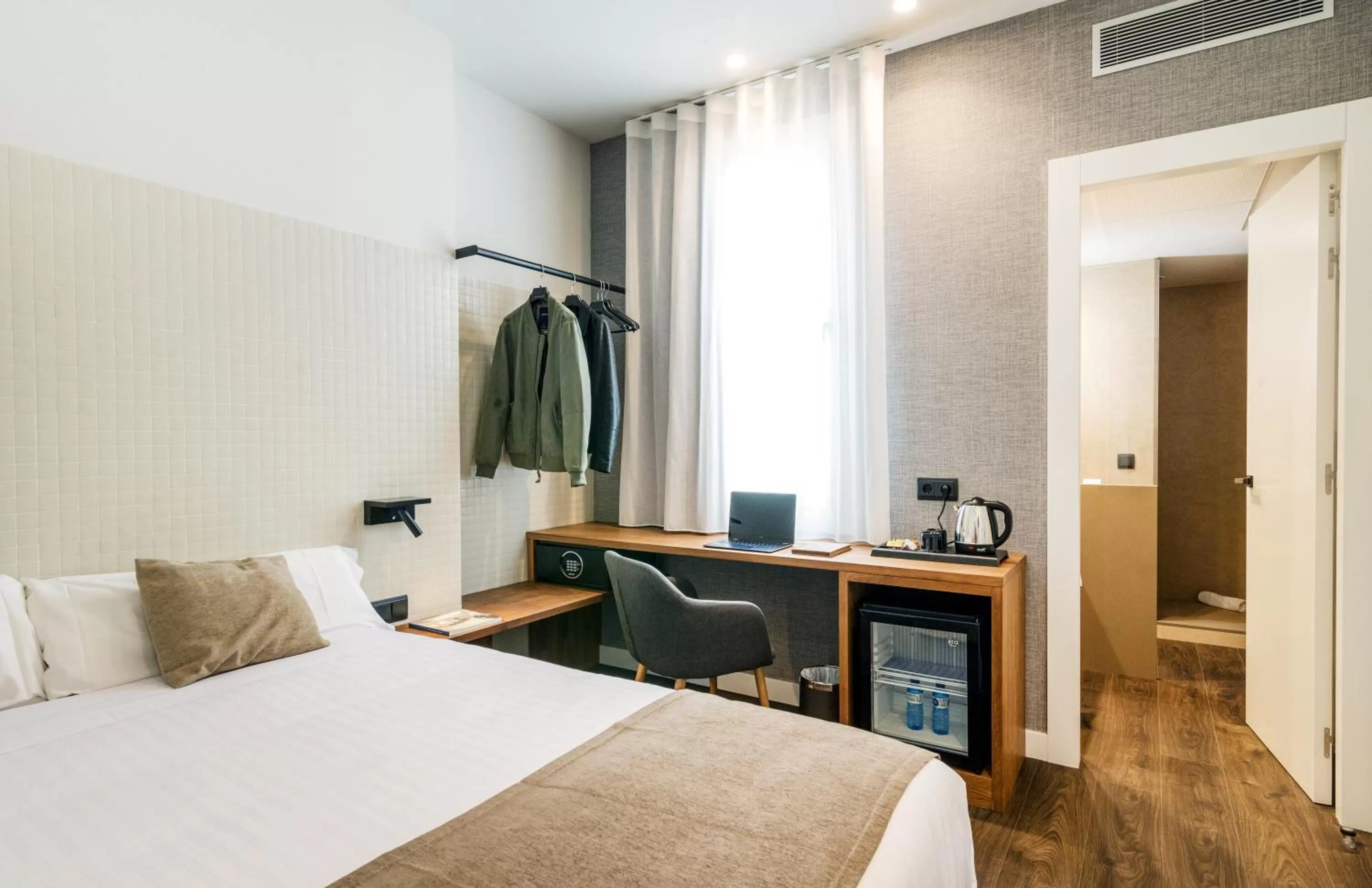 Photo of the whole room, Bed in Peninsular