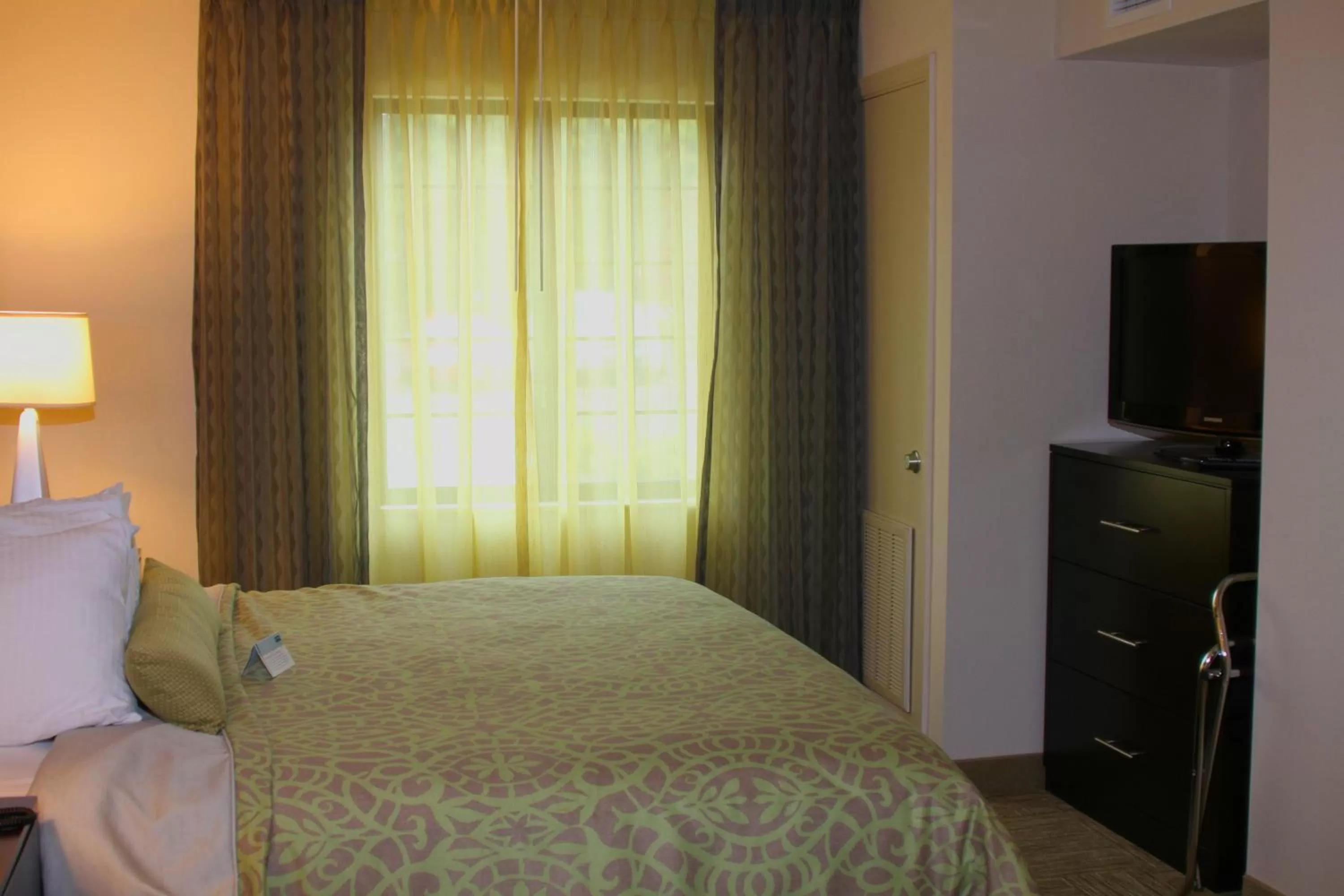 Photo of the whole room, Bed in Staybridge Suites Syracuse Liverpool by IHG