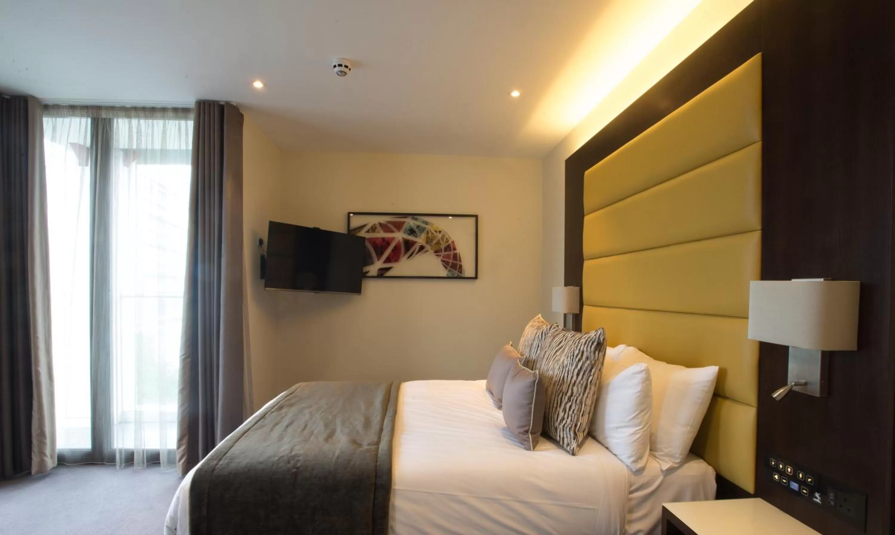 Bedroom, Bed in St George's Hotel - Wembley