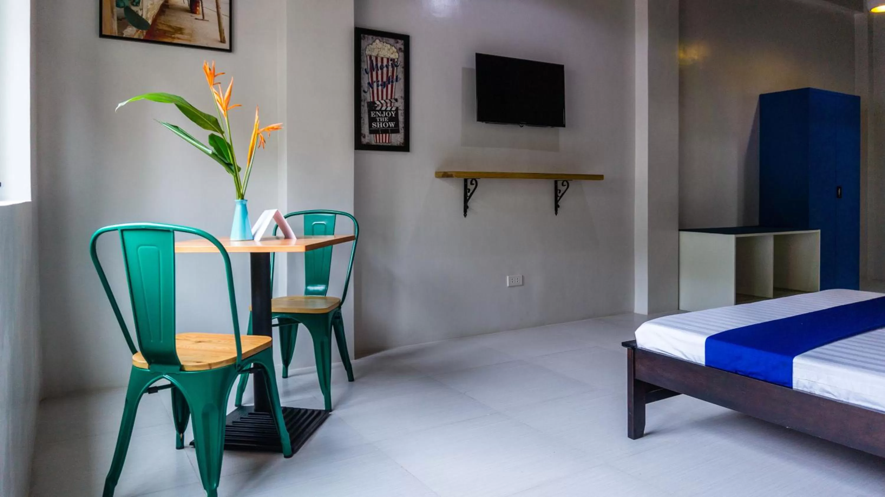 Seating area, Bed in South Anchorage Inn