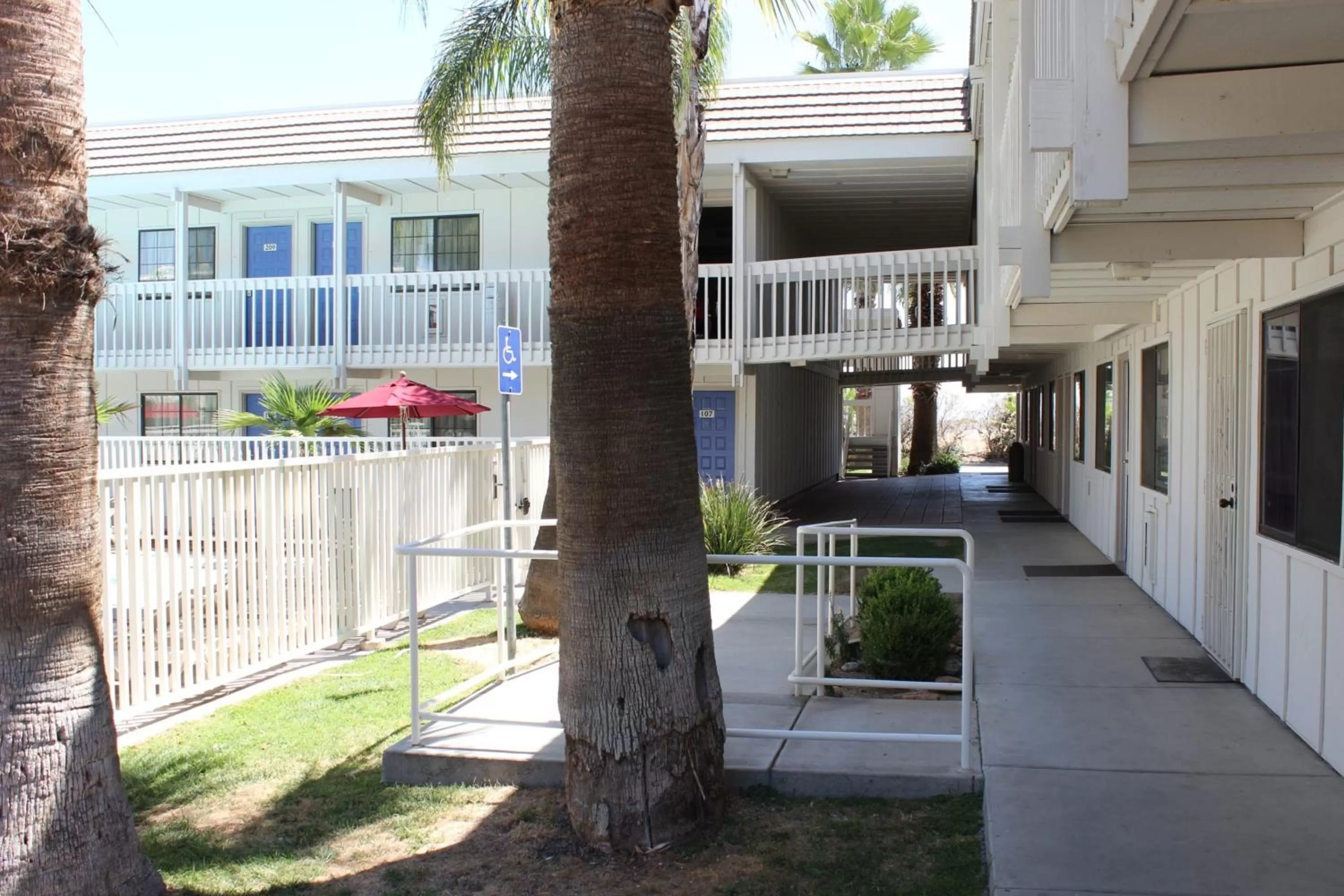 Property building in Motel 6-Coalinga, CA - East