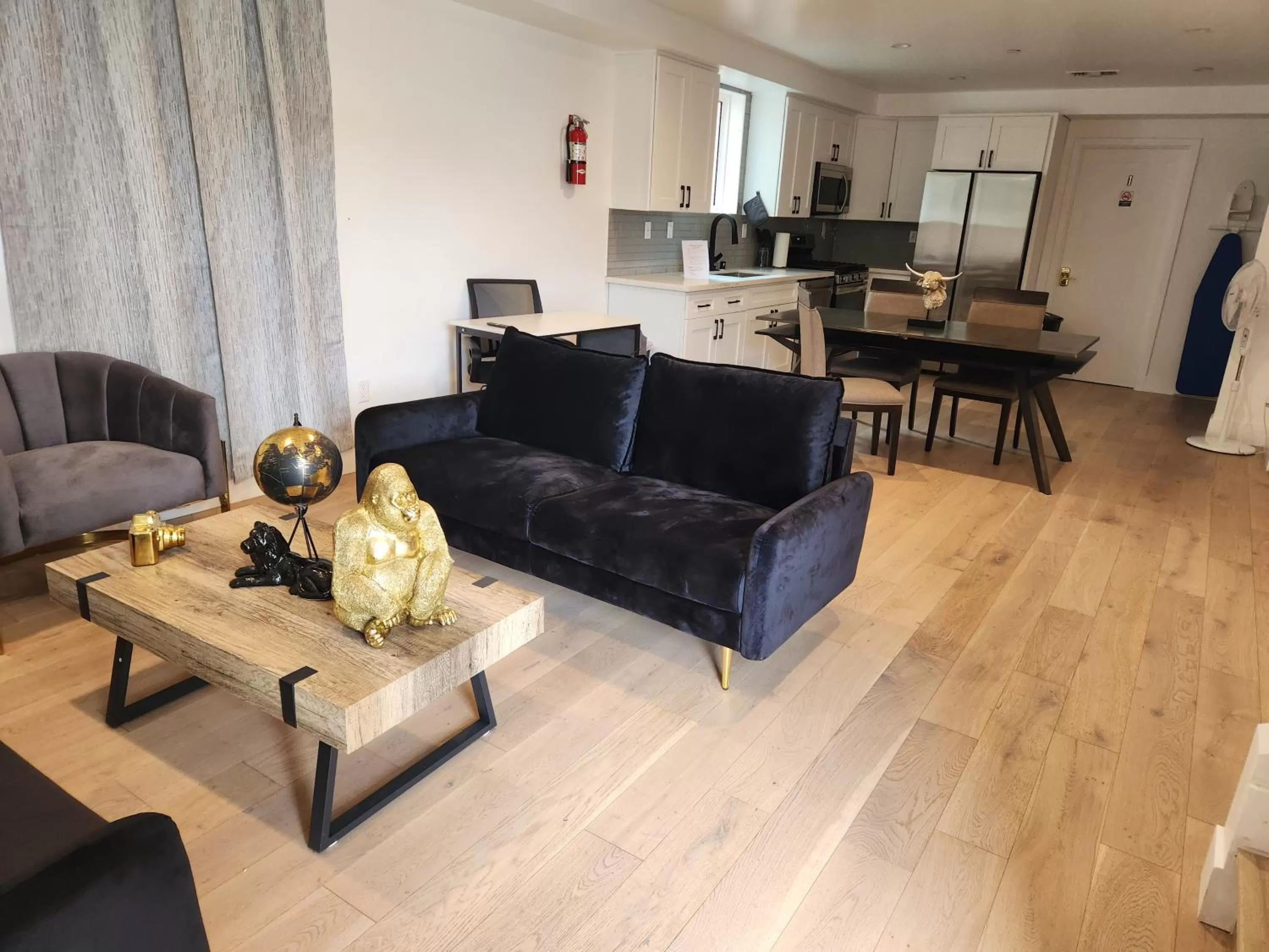 Communal kitchen, Seating Area in R&R Suites