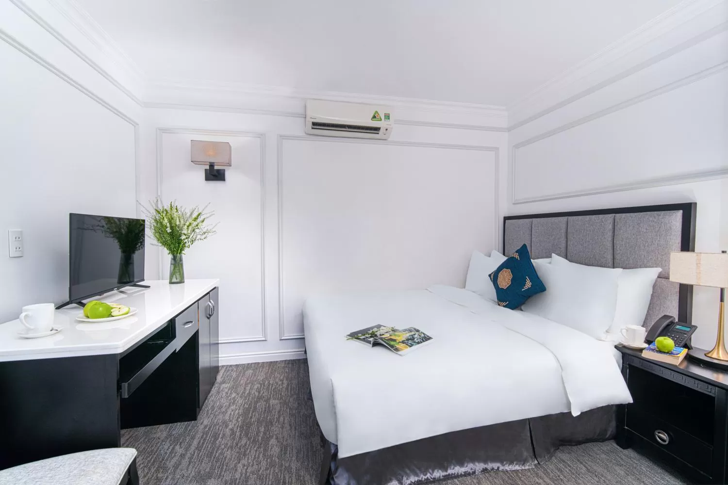 Deluxe Queen Room - No Window in KiN Hotel Ly Tu Trong Edition