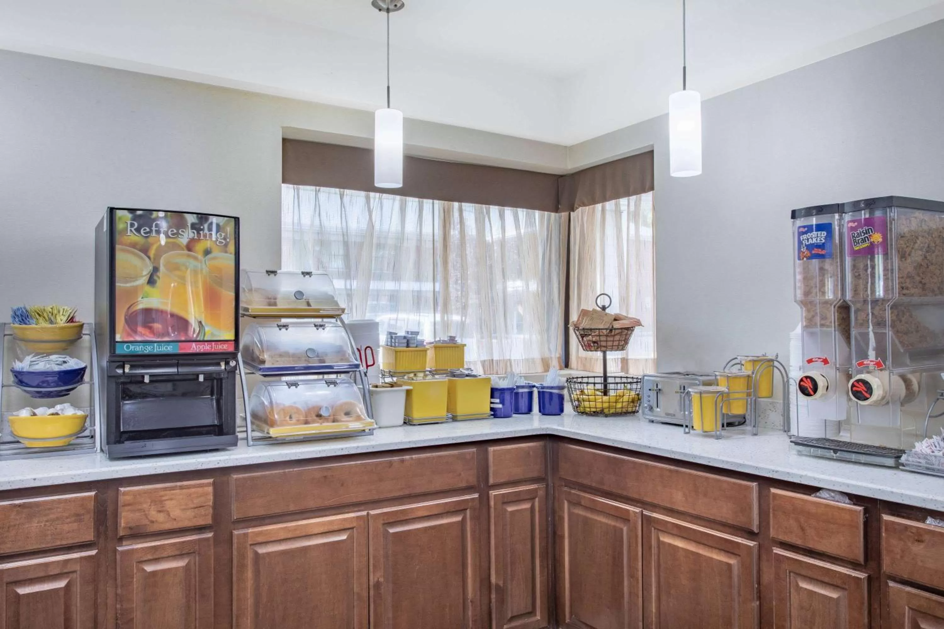 Restaurant/places to eat in Days Inn by Wyndham Elmsford