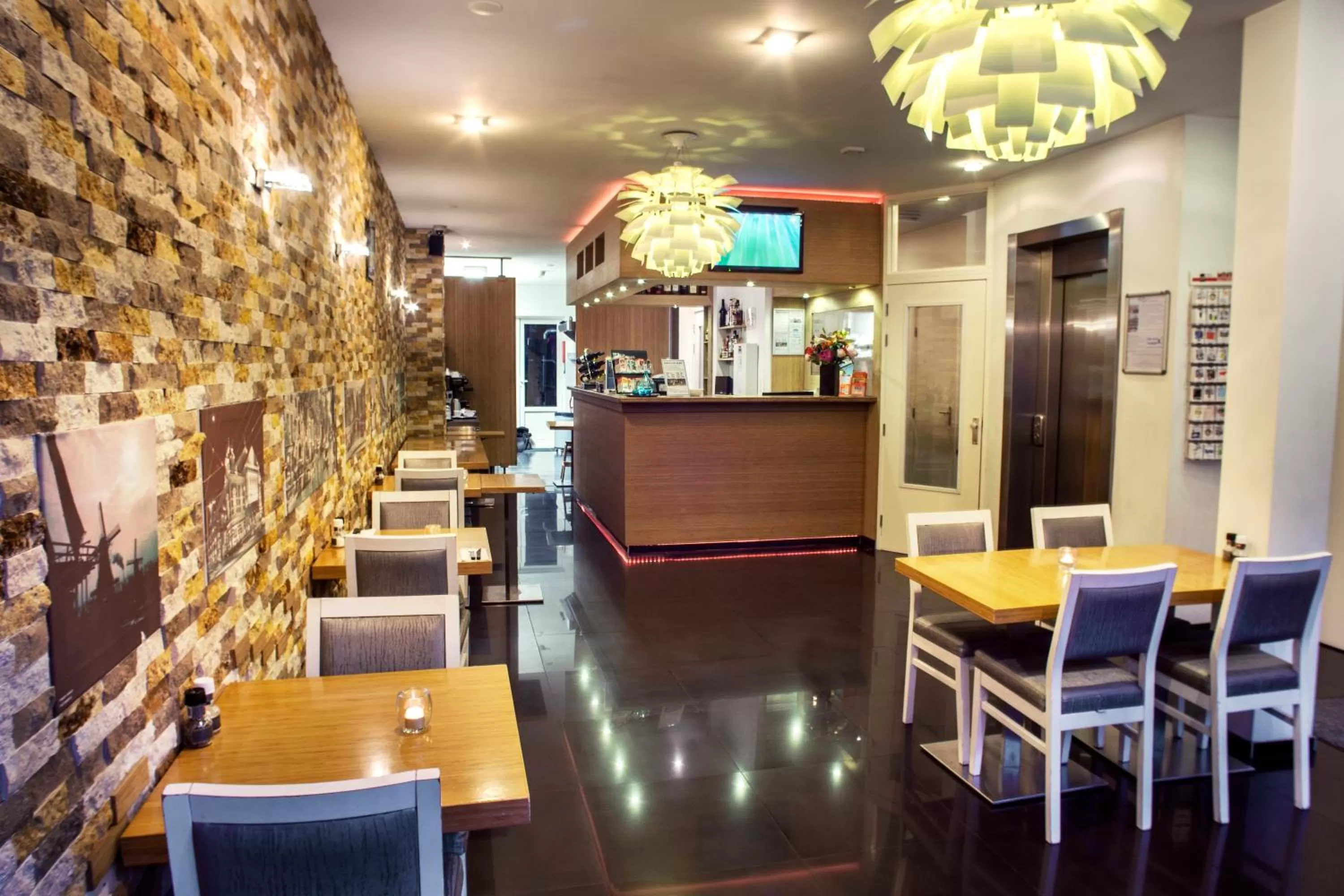 Restaurant/places to eat in Hotel Larende