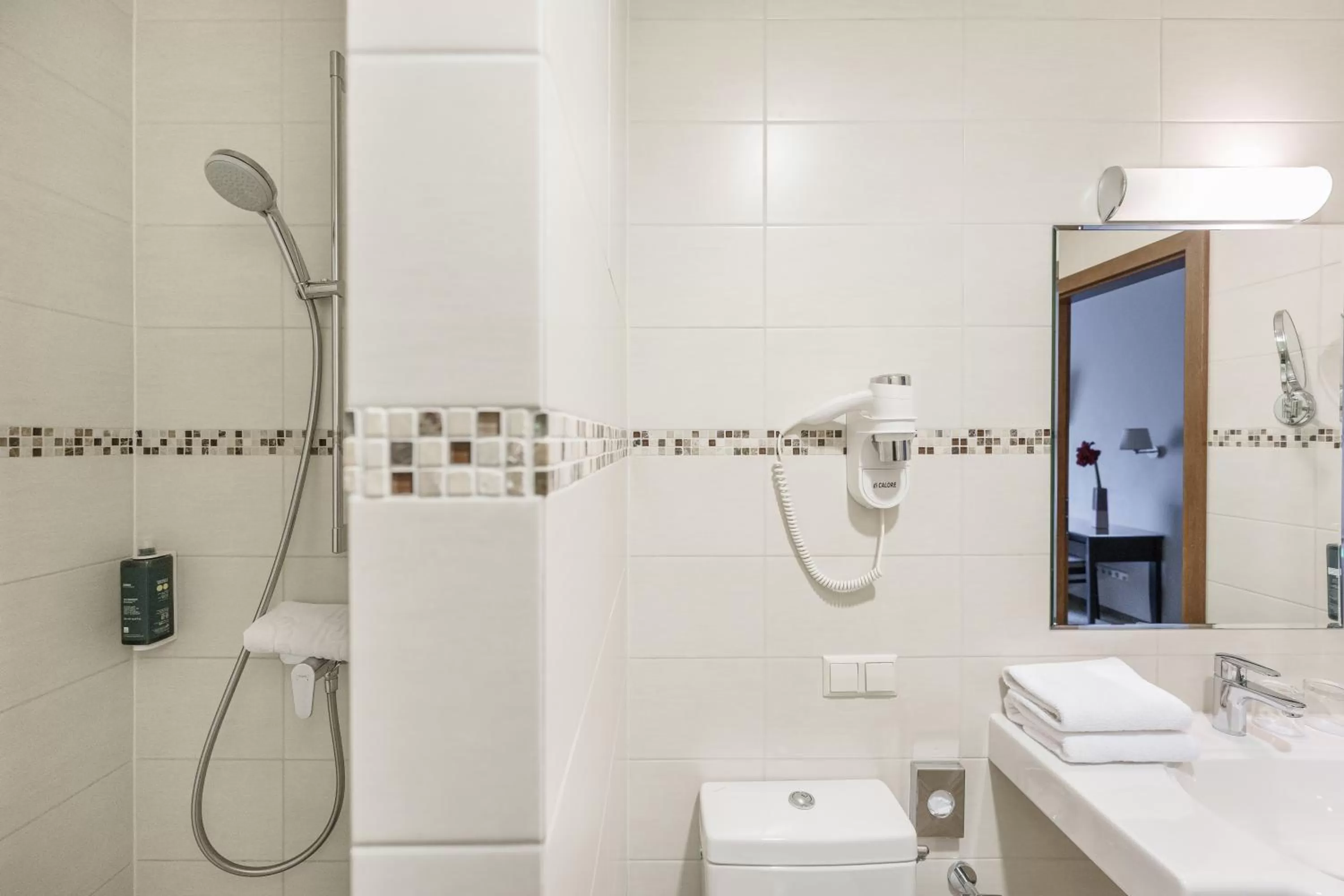 Shower in Euterpe Hotel